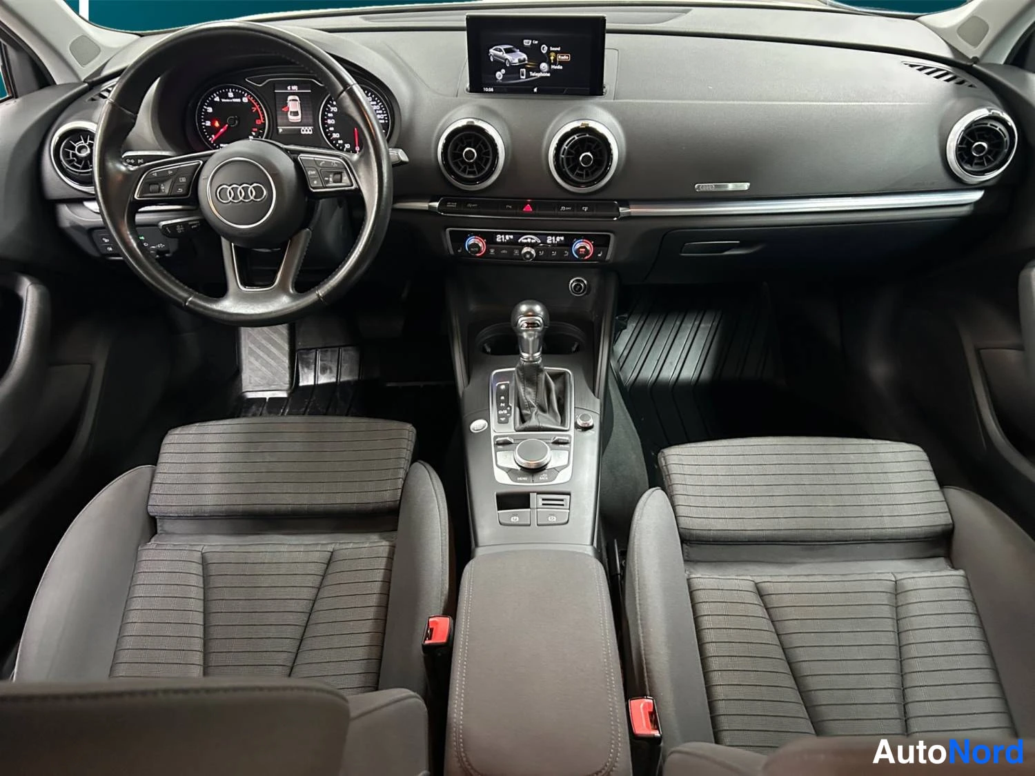 Valkoinen Audi A3 2017, ohjaamo, kuva 10