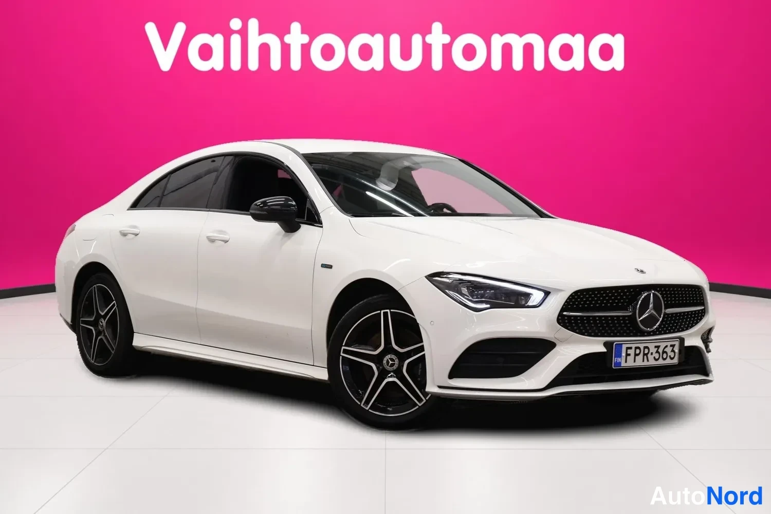 Vit Mercedes-Benz CLA 250 e 2021, snett framifrån, fronten åt höger, bild 2
