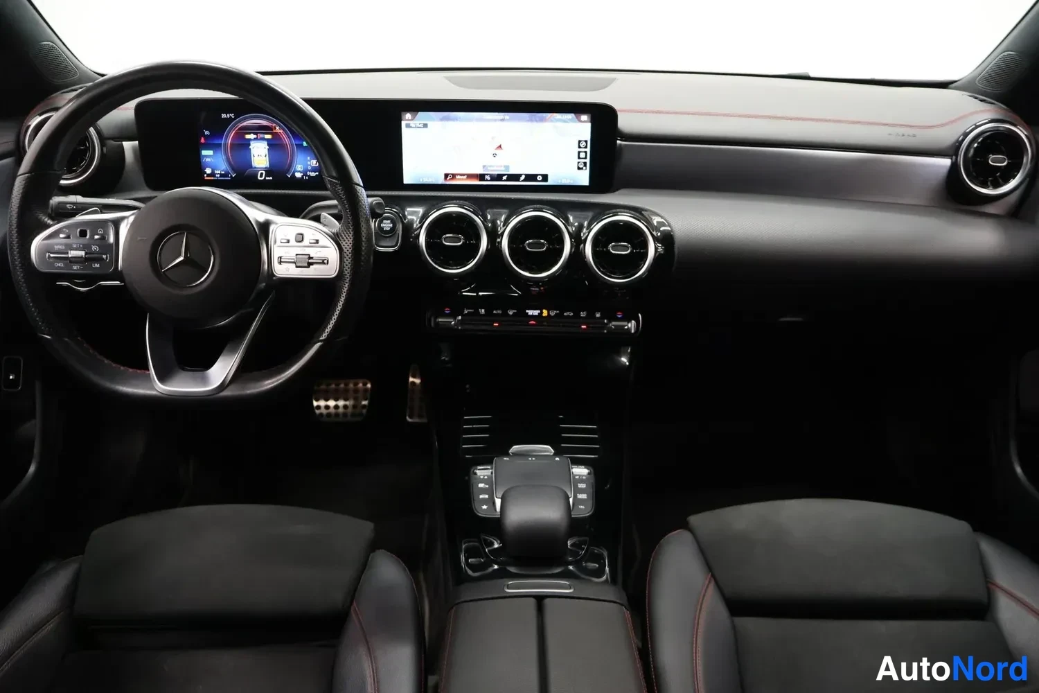 Vit Mercedes-Benz CLA 250 e 2021, förarplats, bild 9