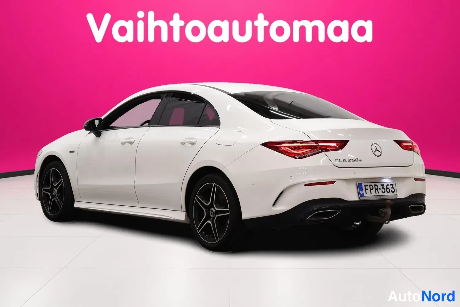 Vit Mercedes-Benz CLA 250 e 2021, snett bakifrån, bild 4