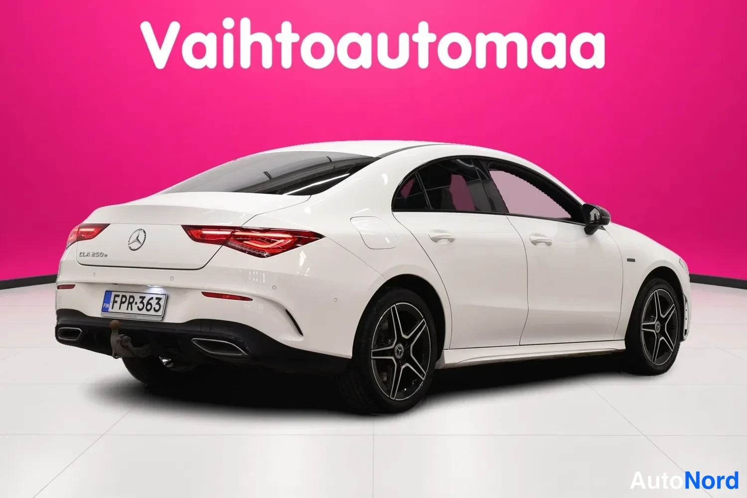 Vit Mercedes-Benz CLA 250 e 2021, snett bakifrån, bild 5