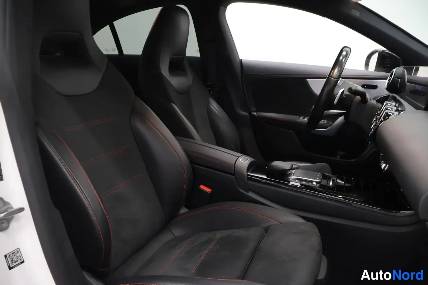 Vit Mercedes-Benz CLA 250 e 2021, framsäten, bild 10