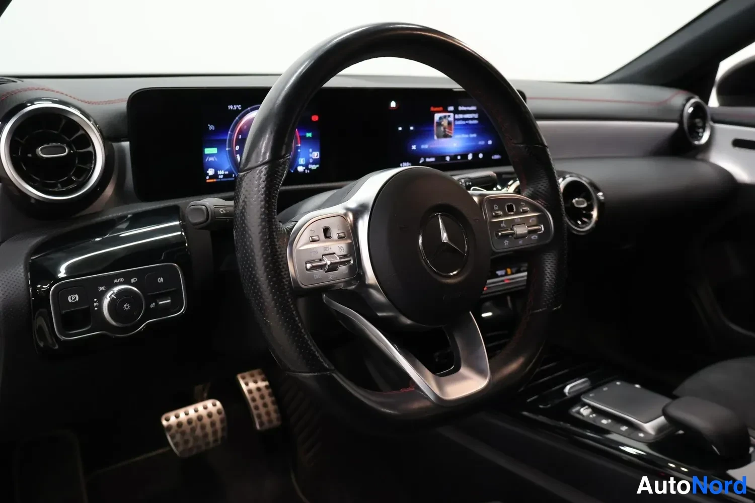Vit Mercedes-Benz CLA 250 e 2021, förarplats, bild 7