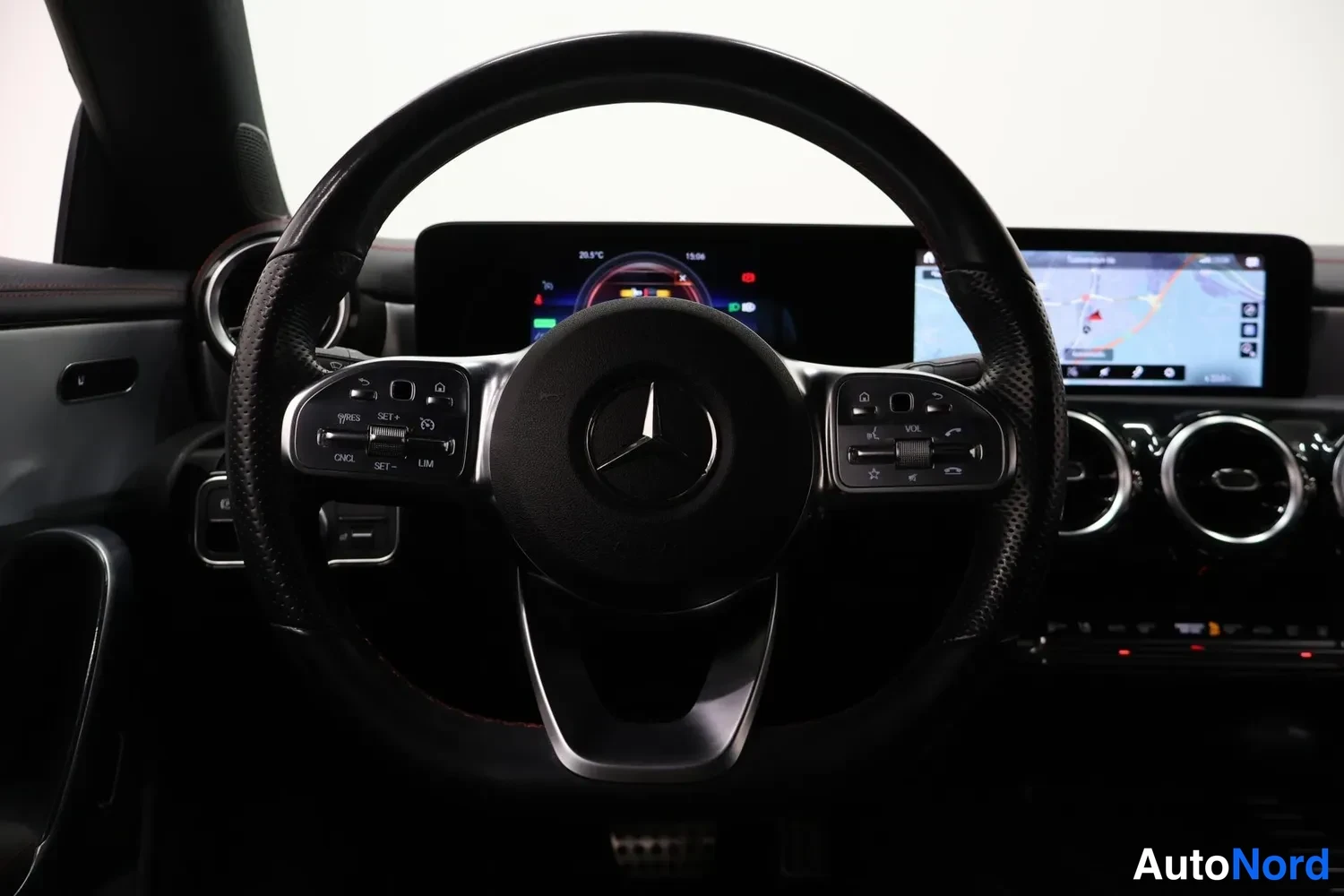 Vit Mercedes-Benz CLA 250 e 2021, förarplats, bild 8