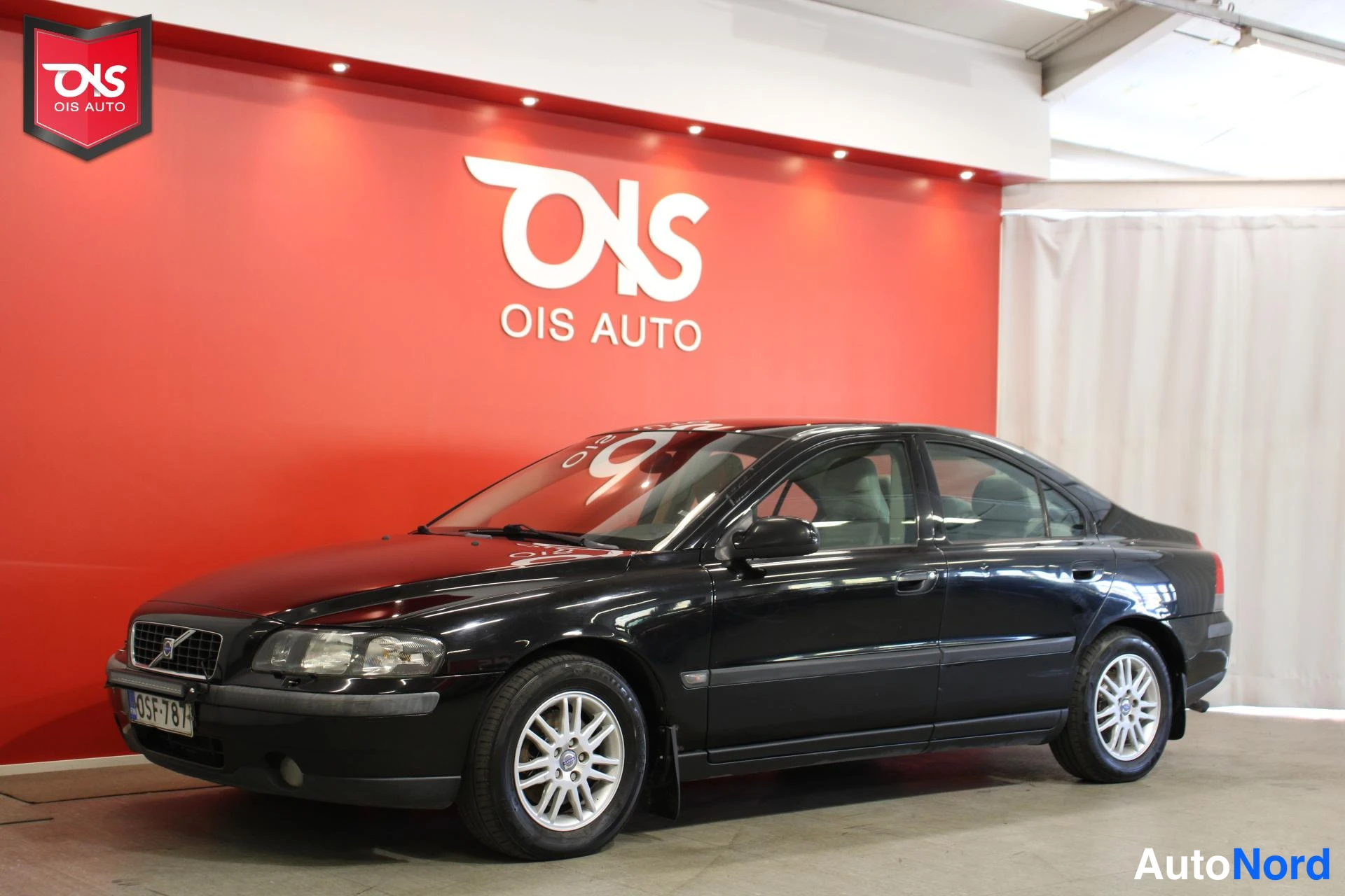 Musta Volvo S60 2002, etuviisto, keula vasemmalle, kuva 2