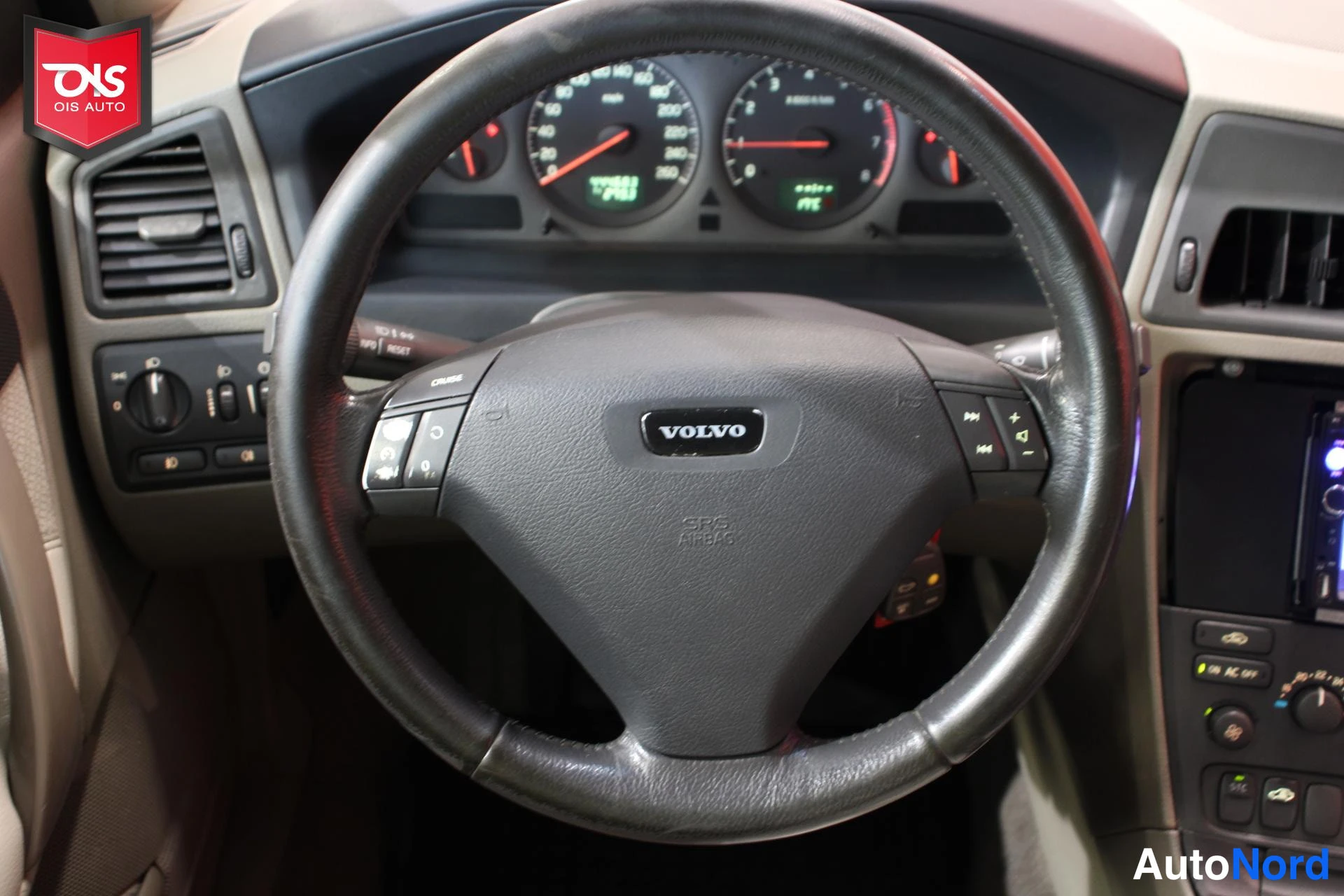 Musta Volvo S60 2002, ohjaamo, kuva 8