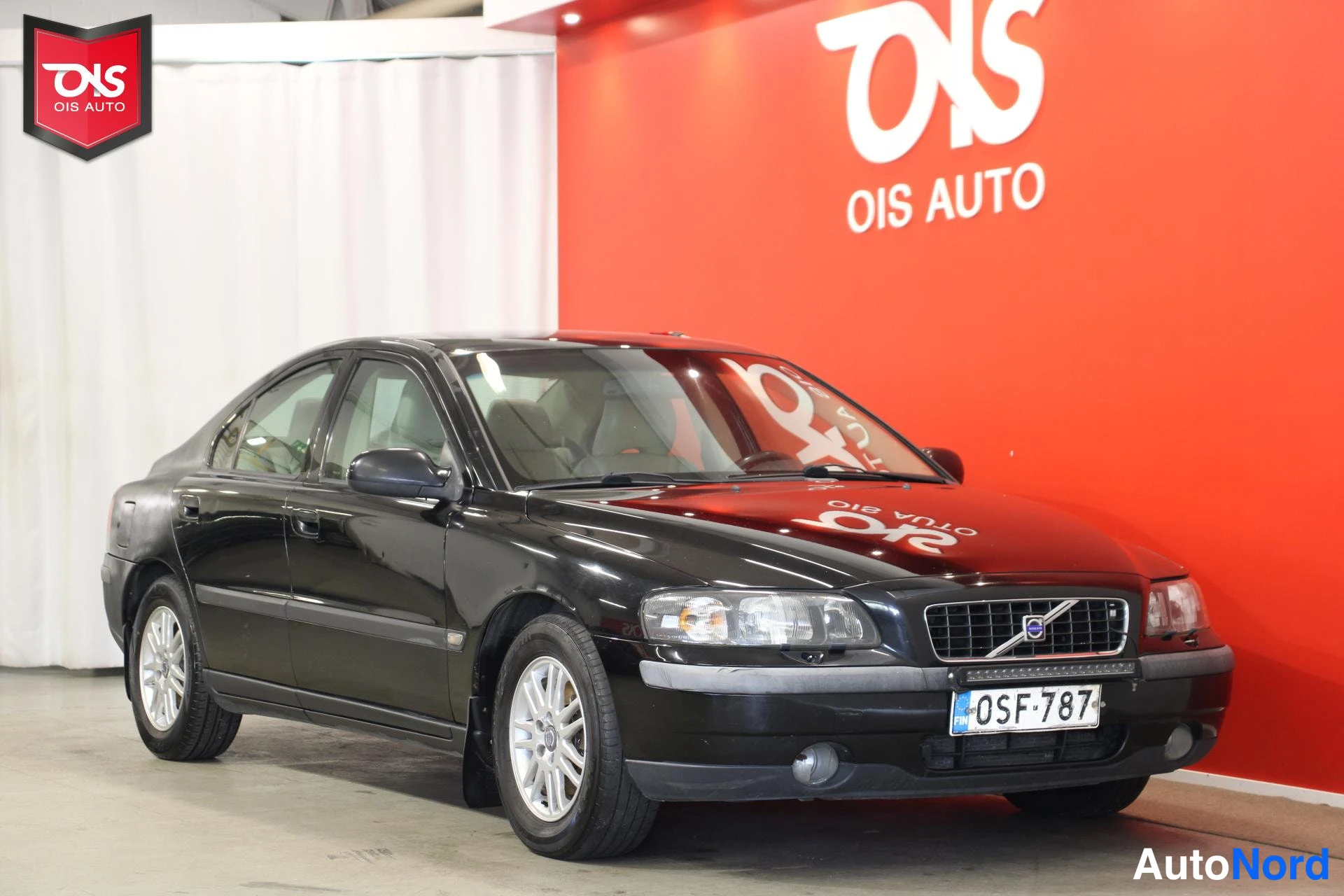 Musta Volvo S60 2002, etuviisto, keula oikealle, kuva 3
