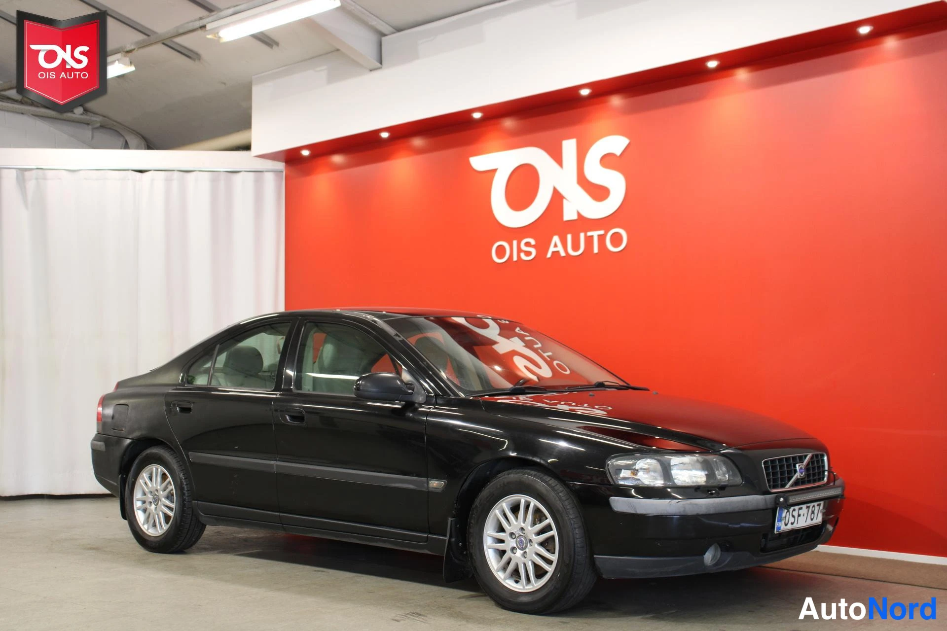 Musta Volvo S60 2002, etuviisto, keula oikealle, kuva 4