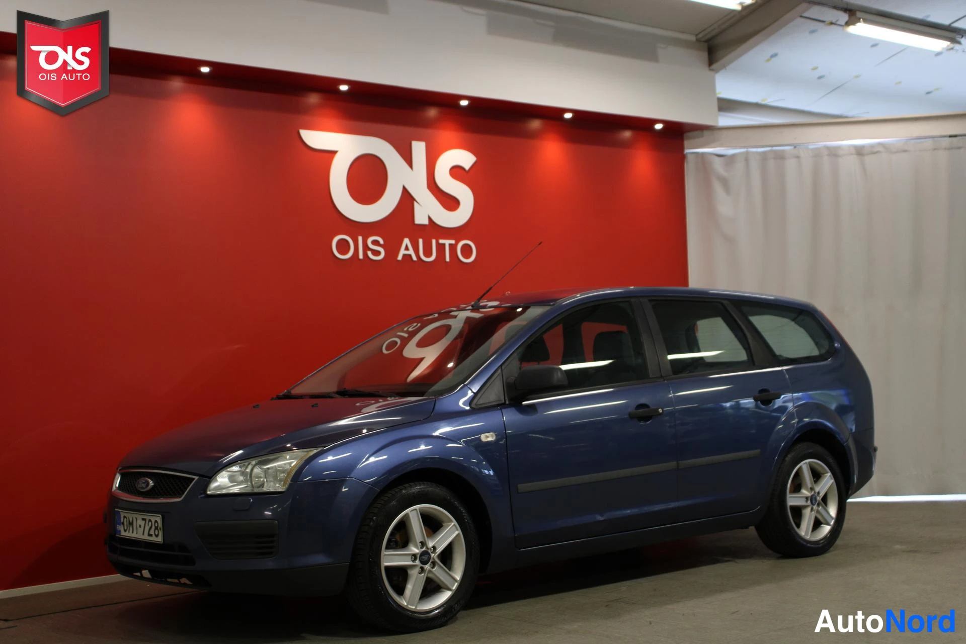 Sininen Ford Focus 2005, etuviisto, keula vasemmalle, kuva 2