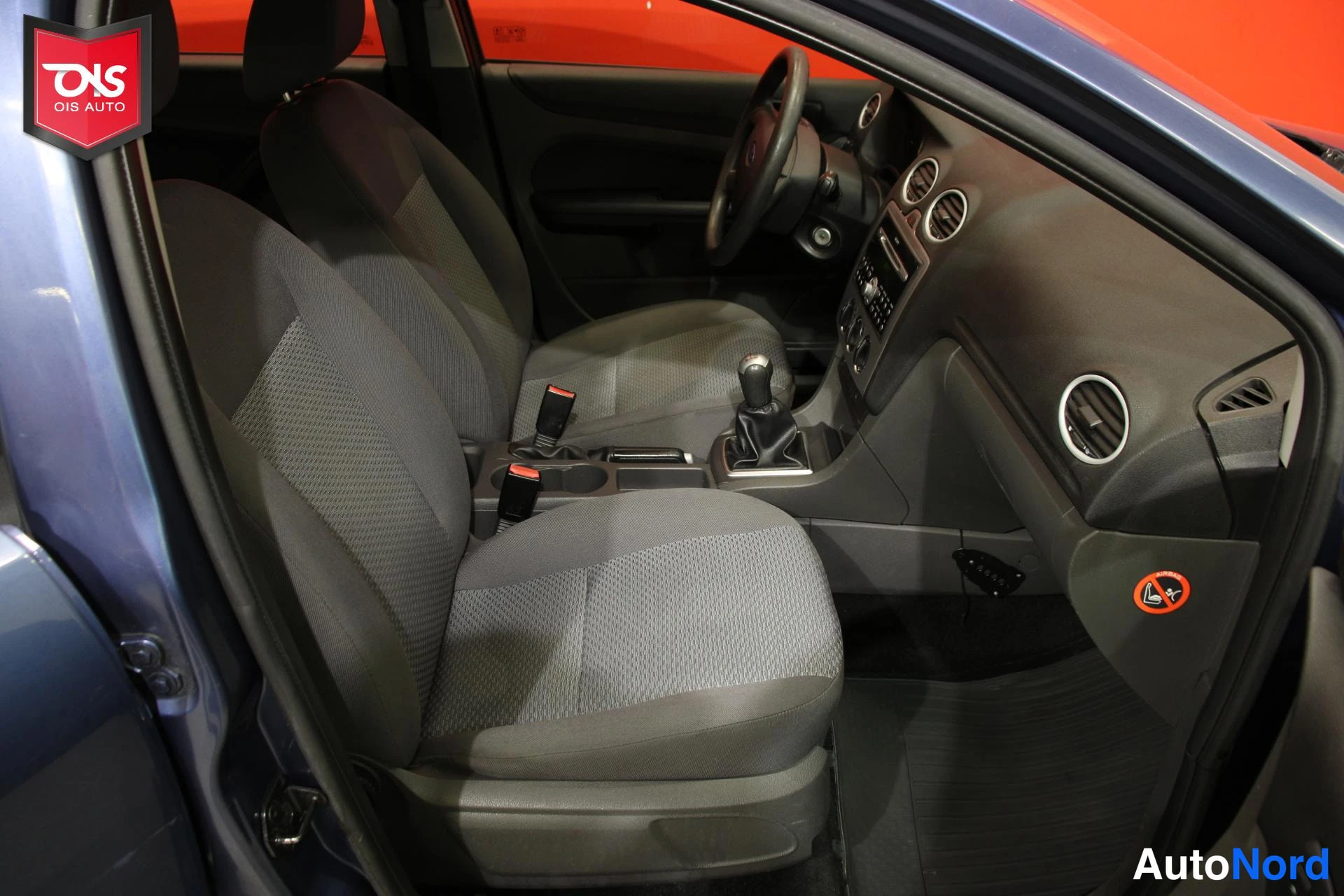 Sininen Ford Focus 2005, etuistuimet, kuva 11