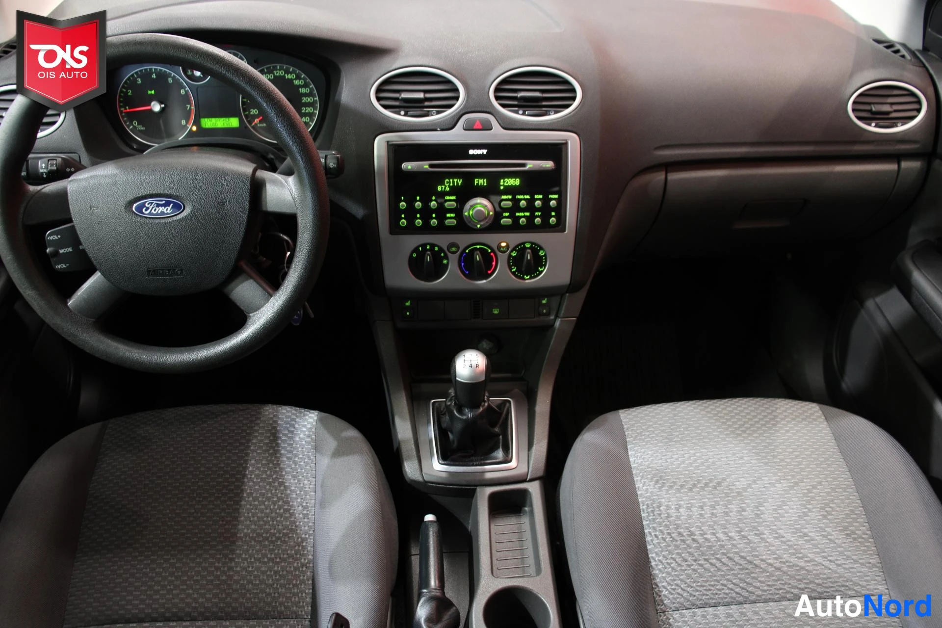 Sininen Ford Focus 2005, ohjaamo, kuva 10