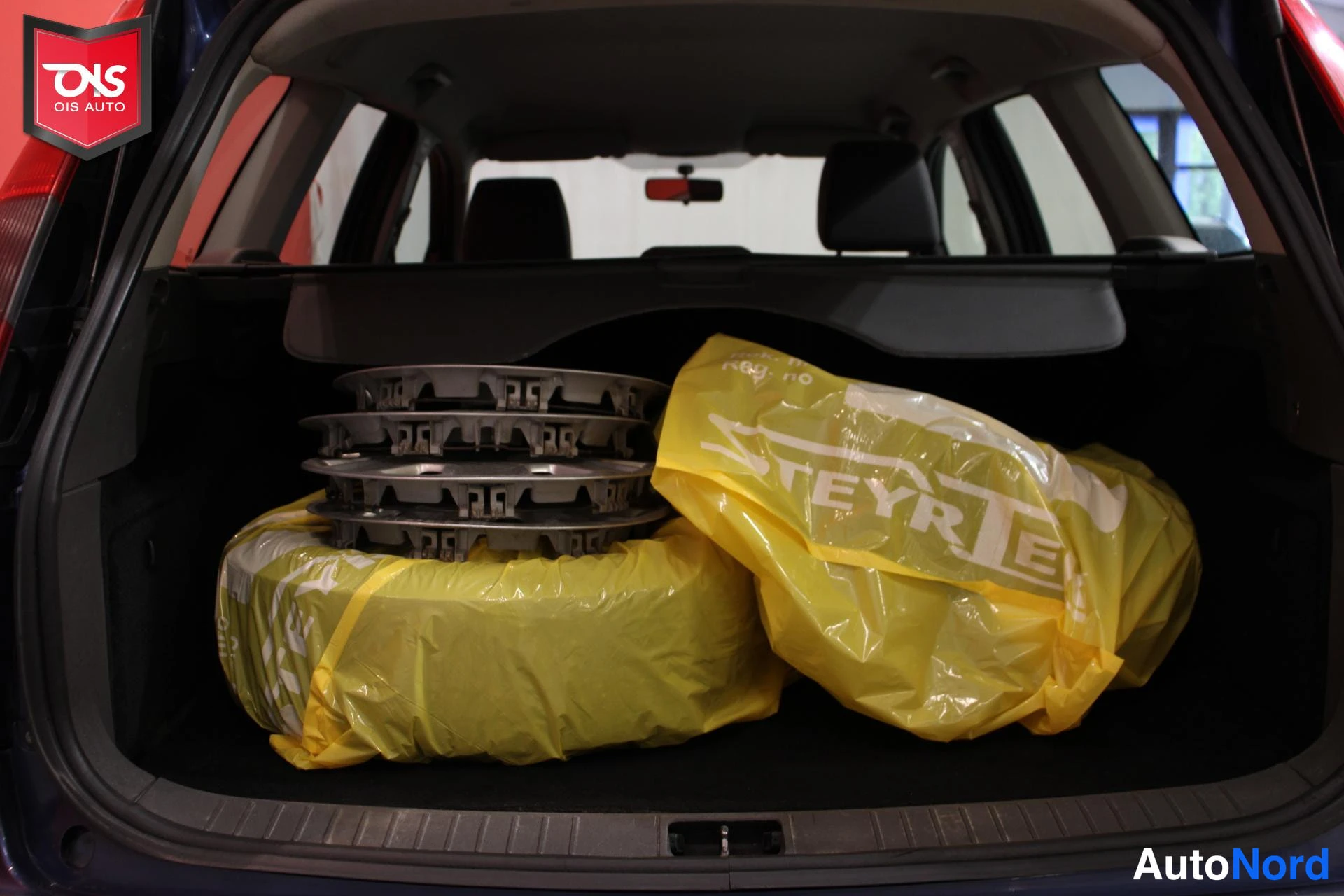 Sininen Ford Focus 2005, tavaratila, kuva 14