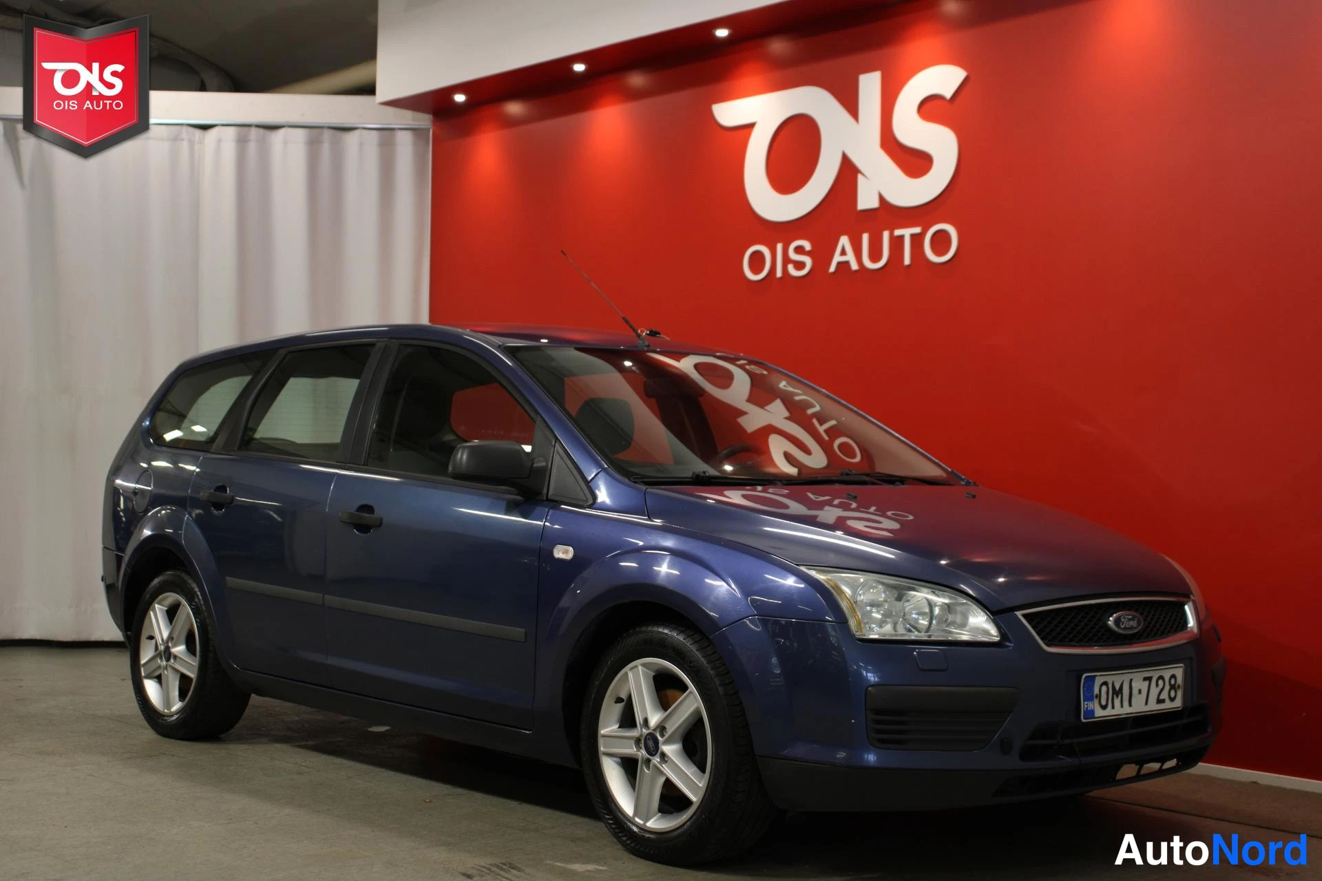 Sininen Ford Focus 2005, etuviisto, keula oikealle, kuva 4