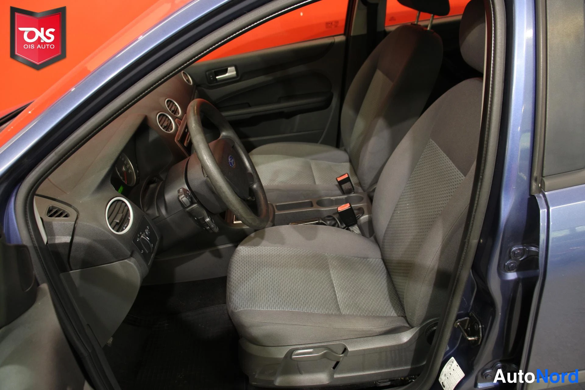 Sininen Ford Focus 2005, ohjaamo, kuva 9