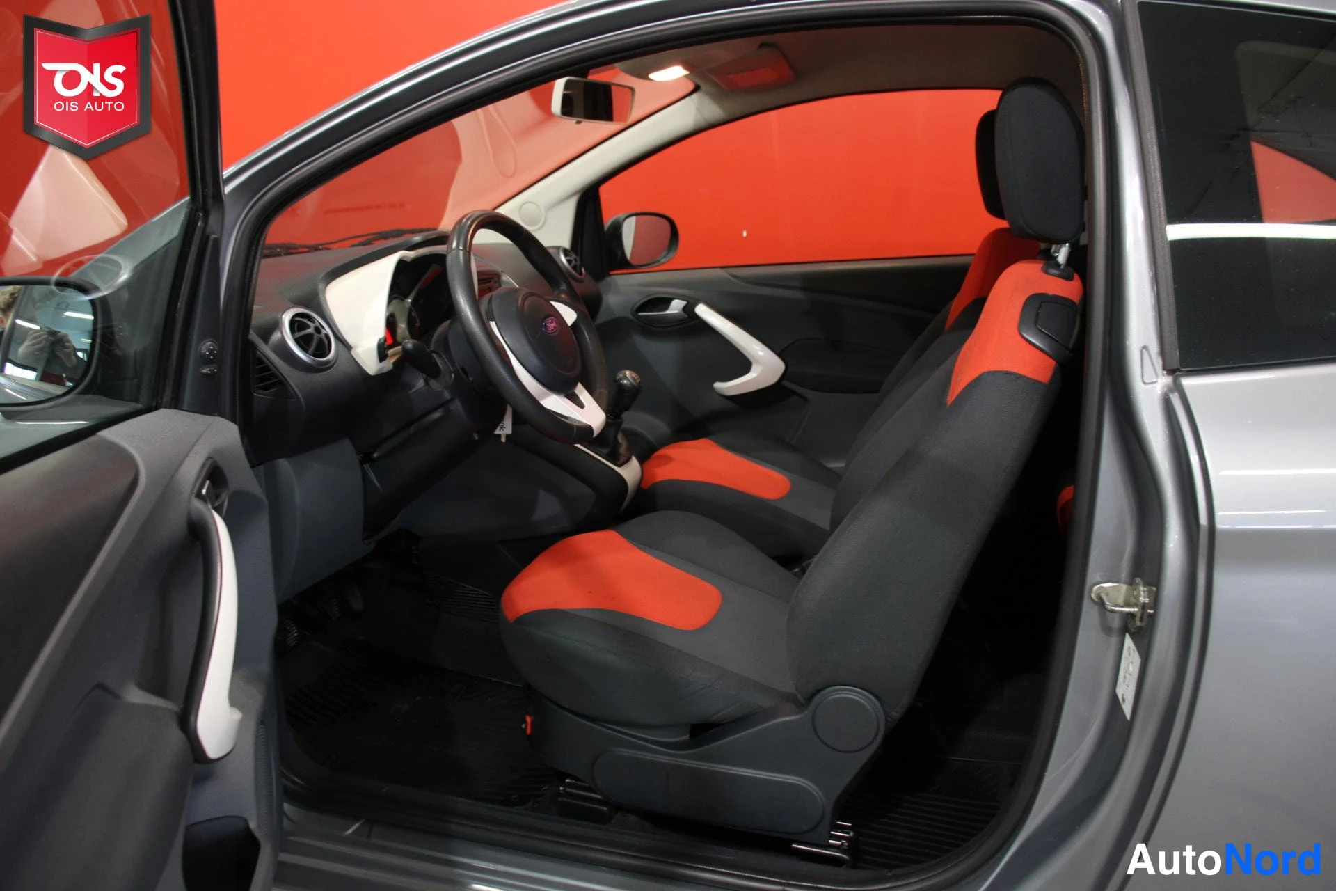 Harmaa Ford Ka 2009, ohjaamo, kuva 9