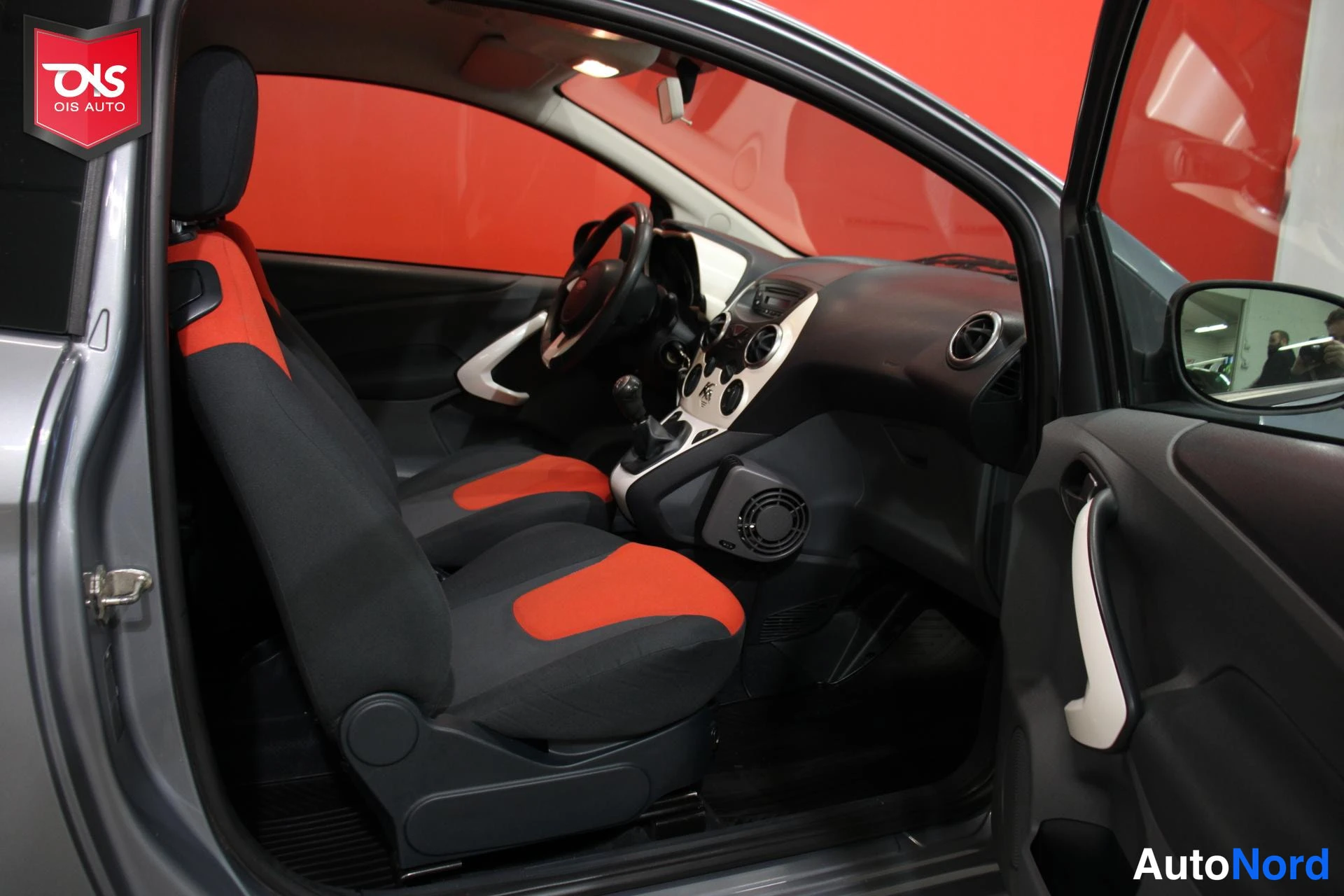Harmaa Ford Ka 2009, ohjaamo, kuva 10