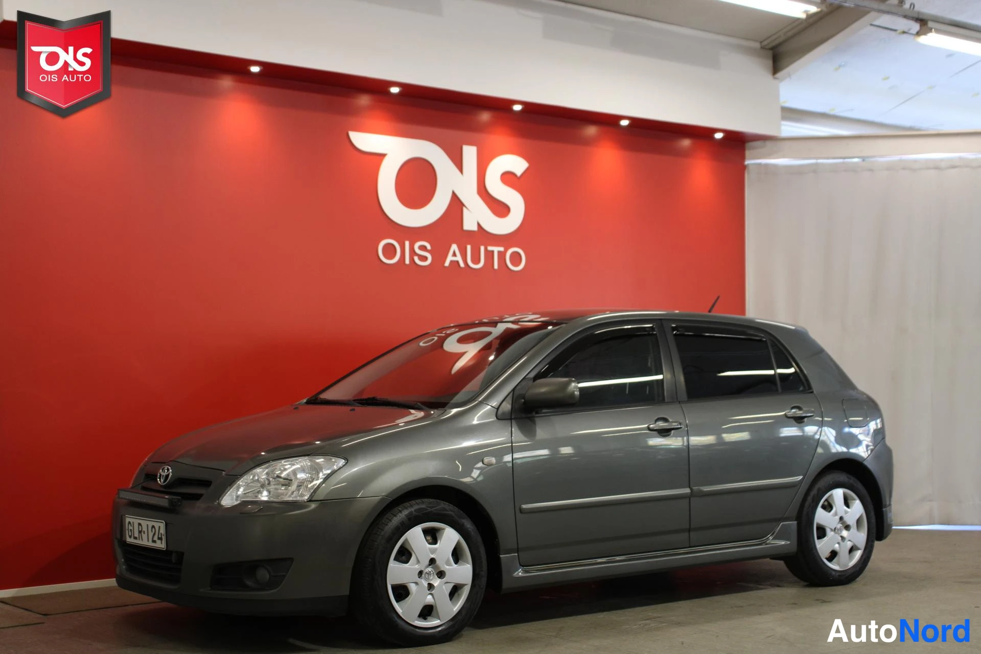 Harmaa Toyota Corolla 2005, etuviisto, keula vasemmalle, kuva 2