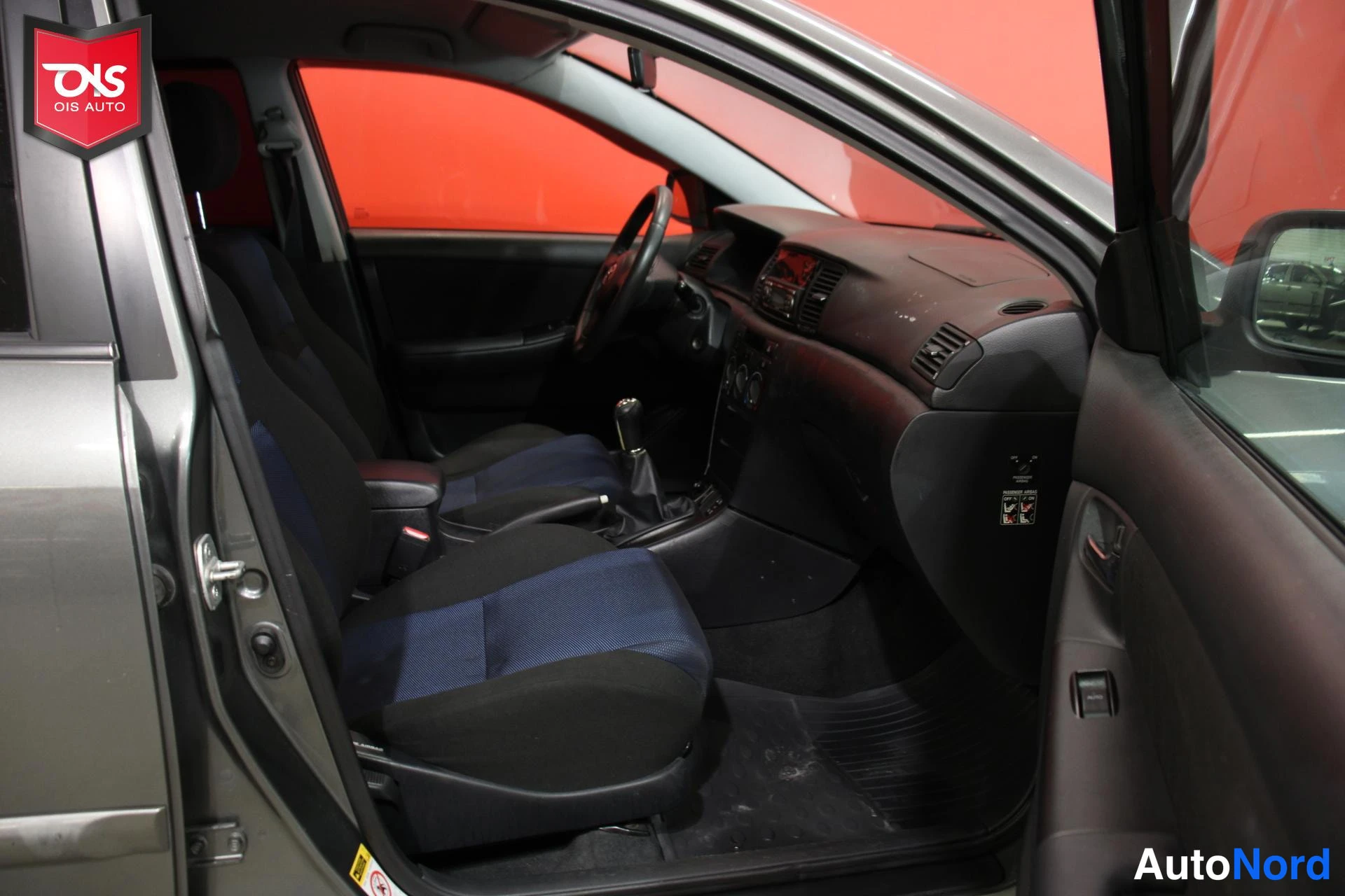 Harmaa Toyota Corolla 2005, ohjaamo, kuva 10