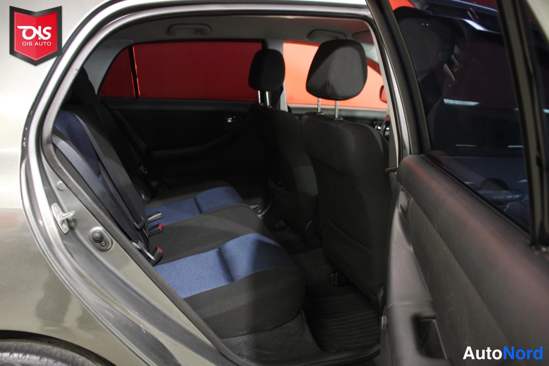Harmaa Toyota Corolla 2005, takaistuimet, kuva 14