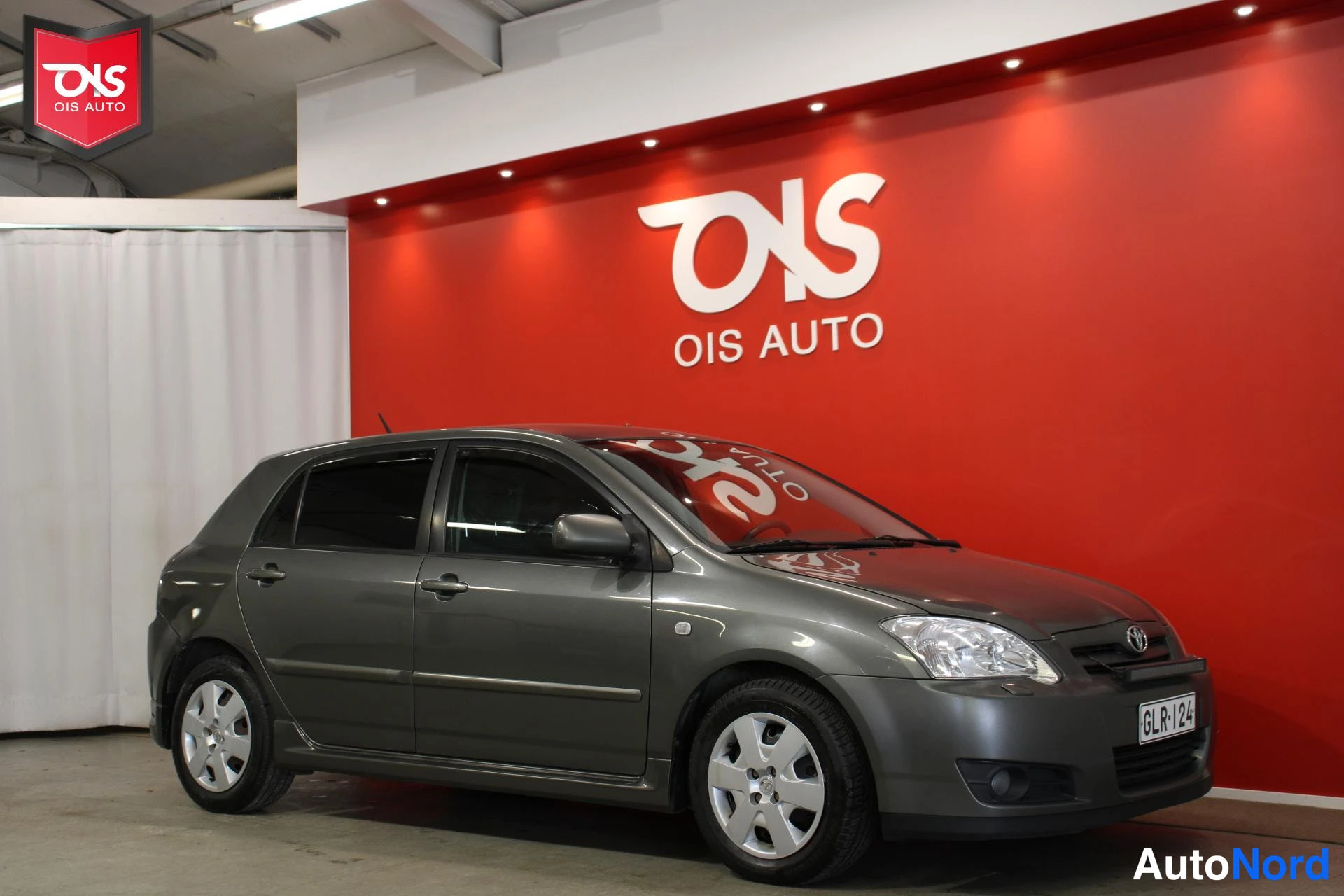 Harmaa Toyota Corolla 2005, etuviisto, keula oikealle, kuva 4