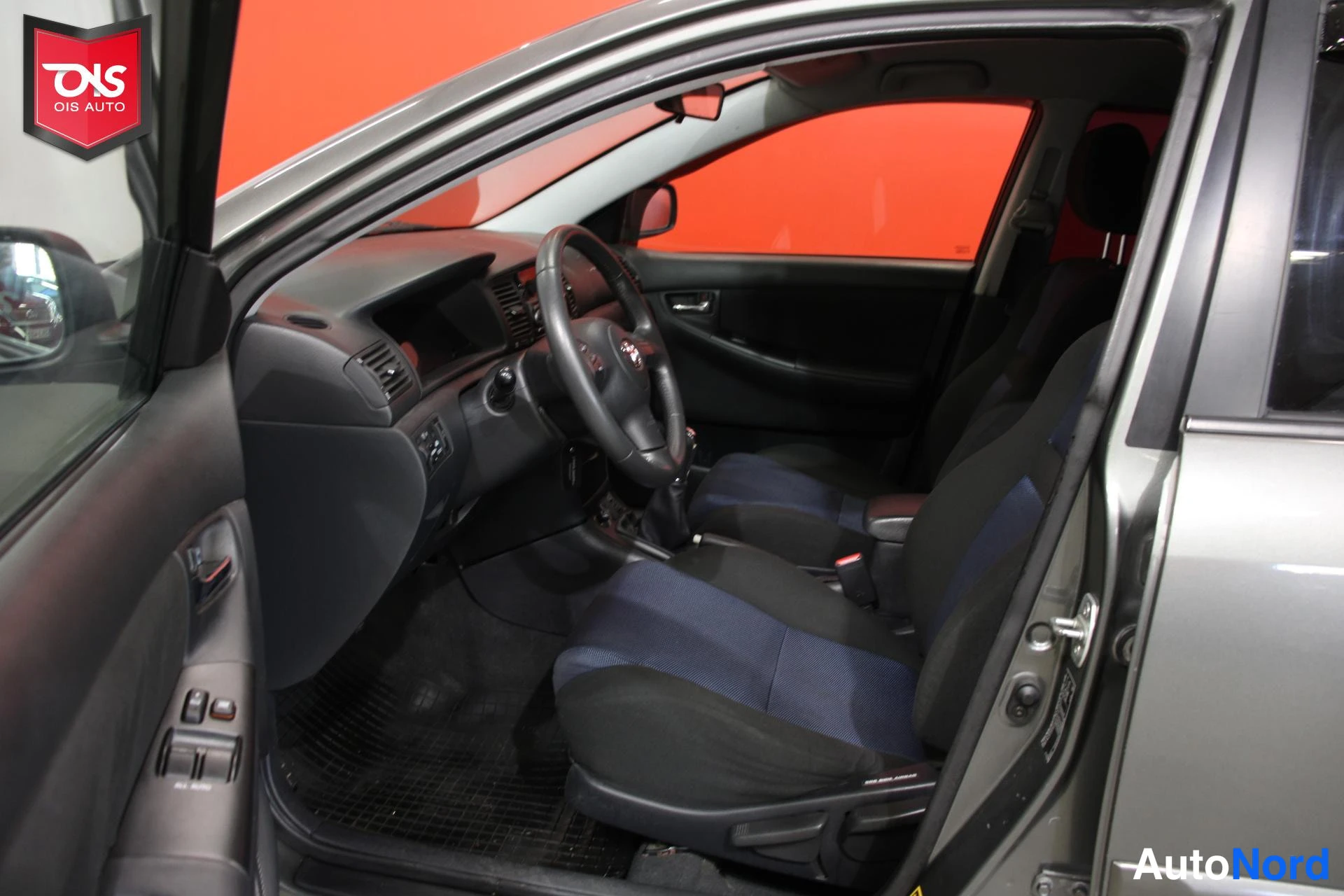 Harmaa Toyota Corolla 2005, ohjaamo, kuva 9