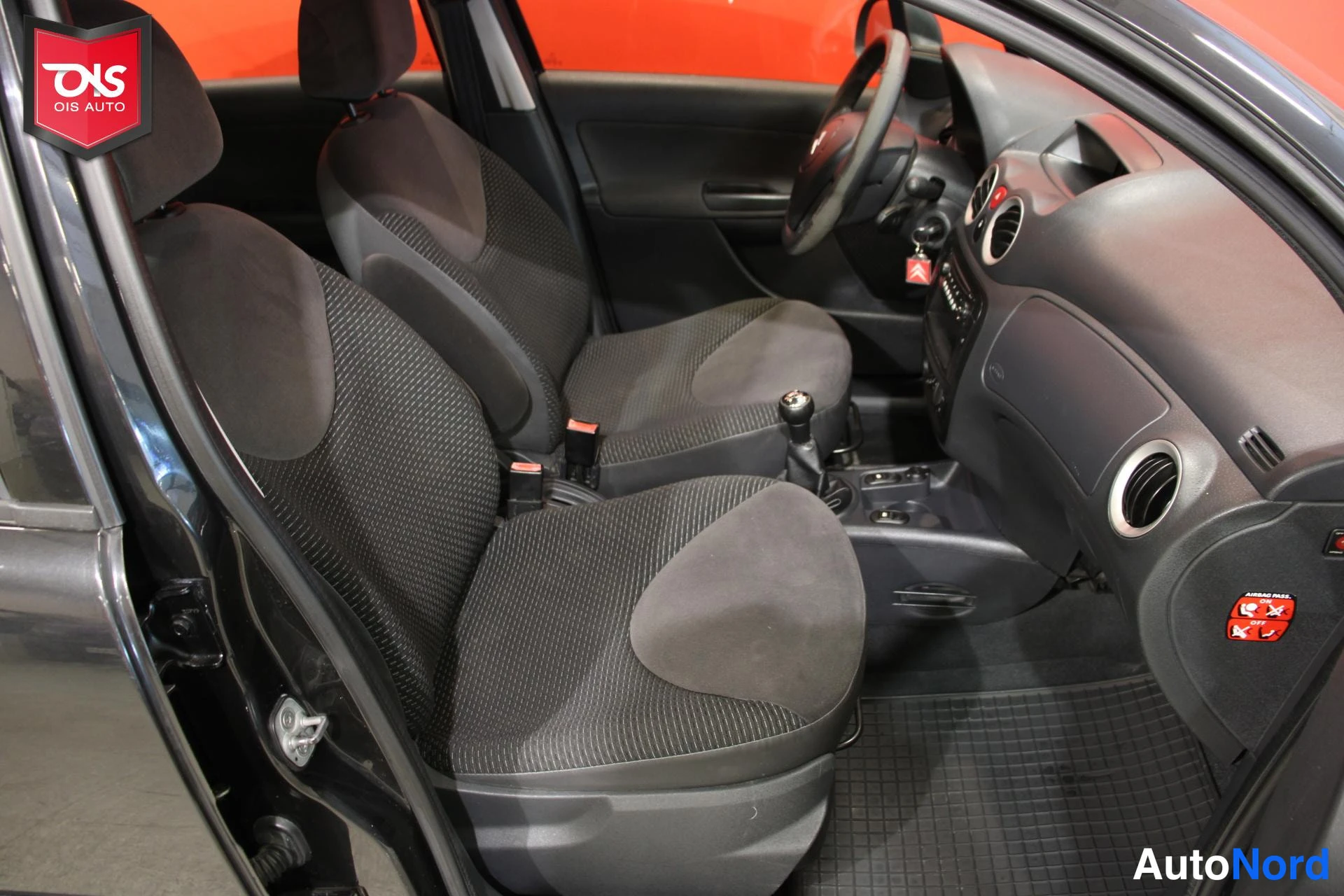 Musta Citroen C3 2010, etuistuimet, kuva 11