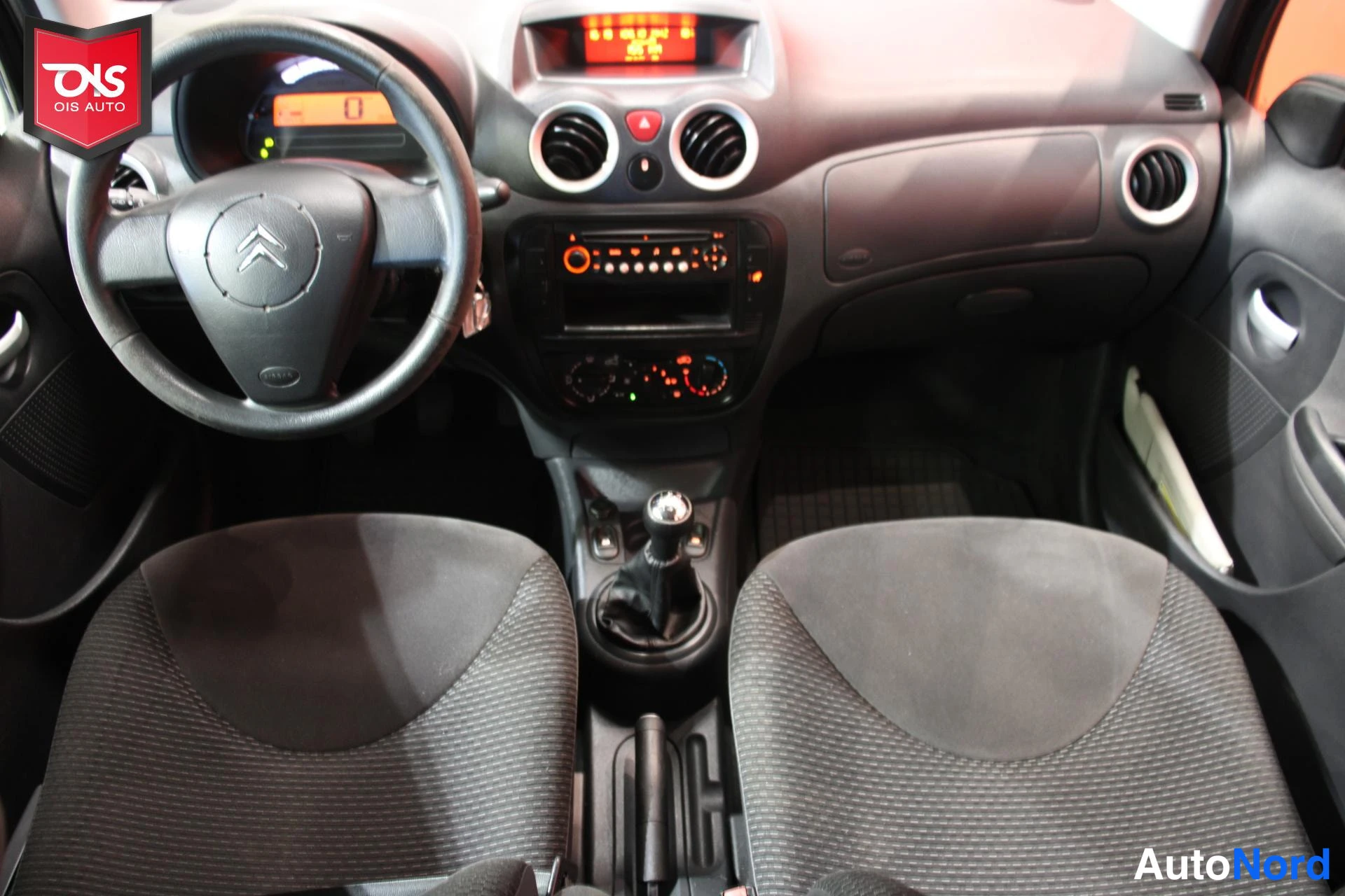 Musta Citroen C3 2010, ohjaamo, kuva 9