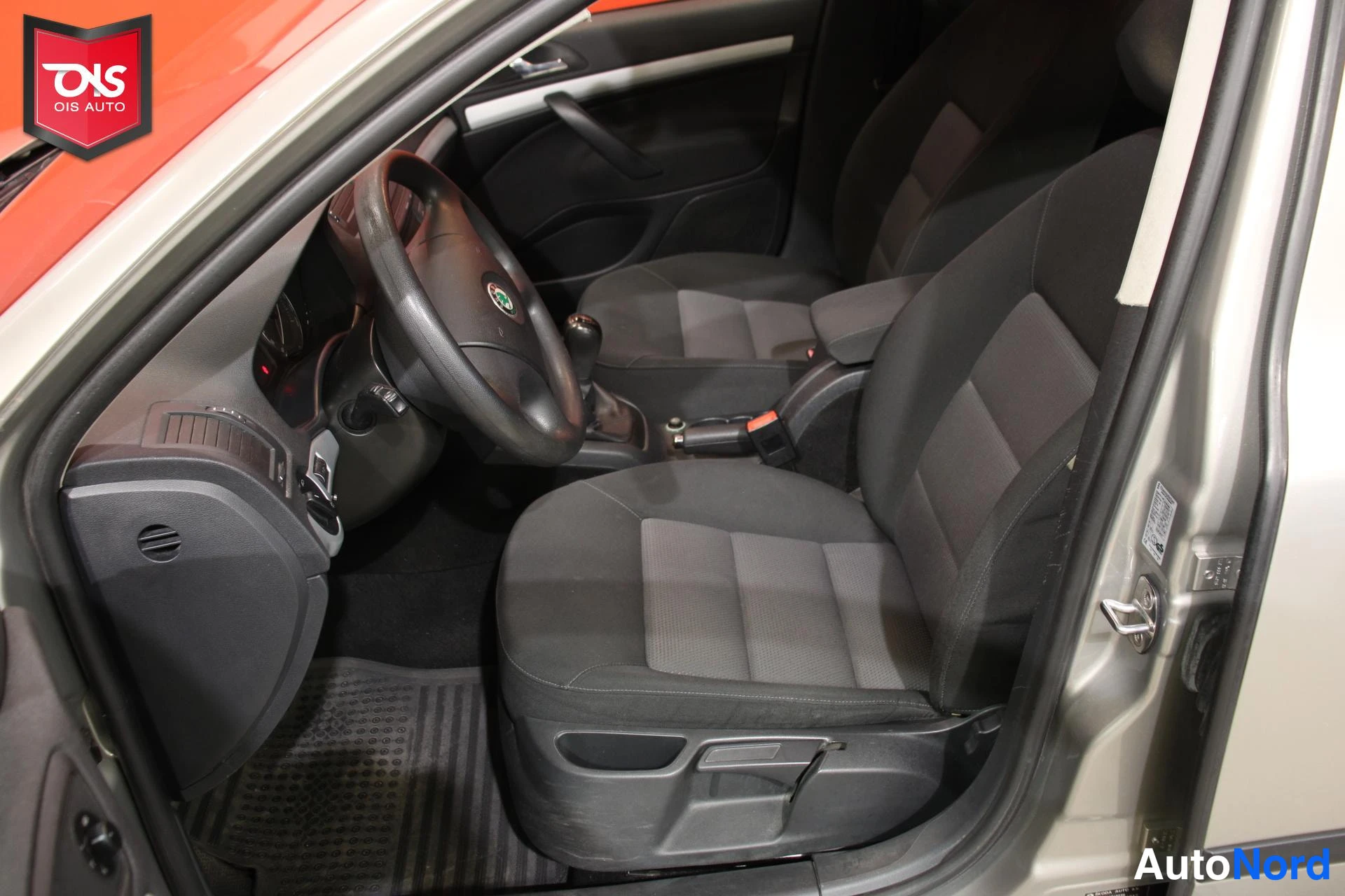 Hopea Skoda Octavia 2006, ohjaamo, kuva 10