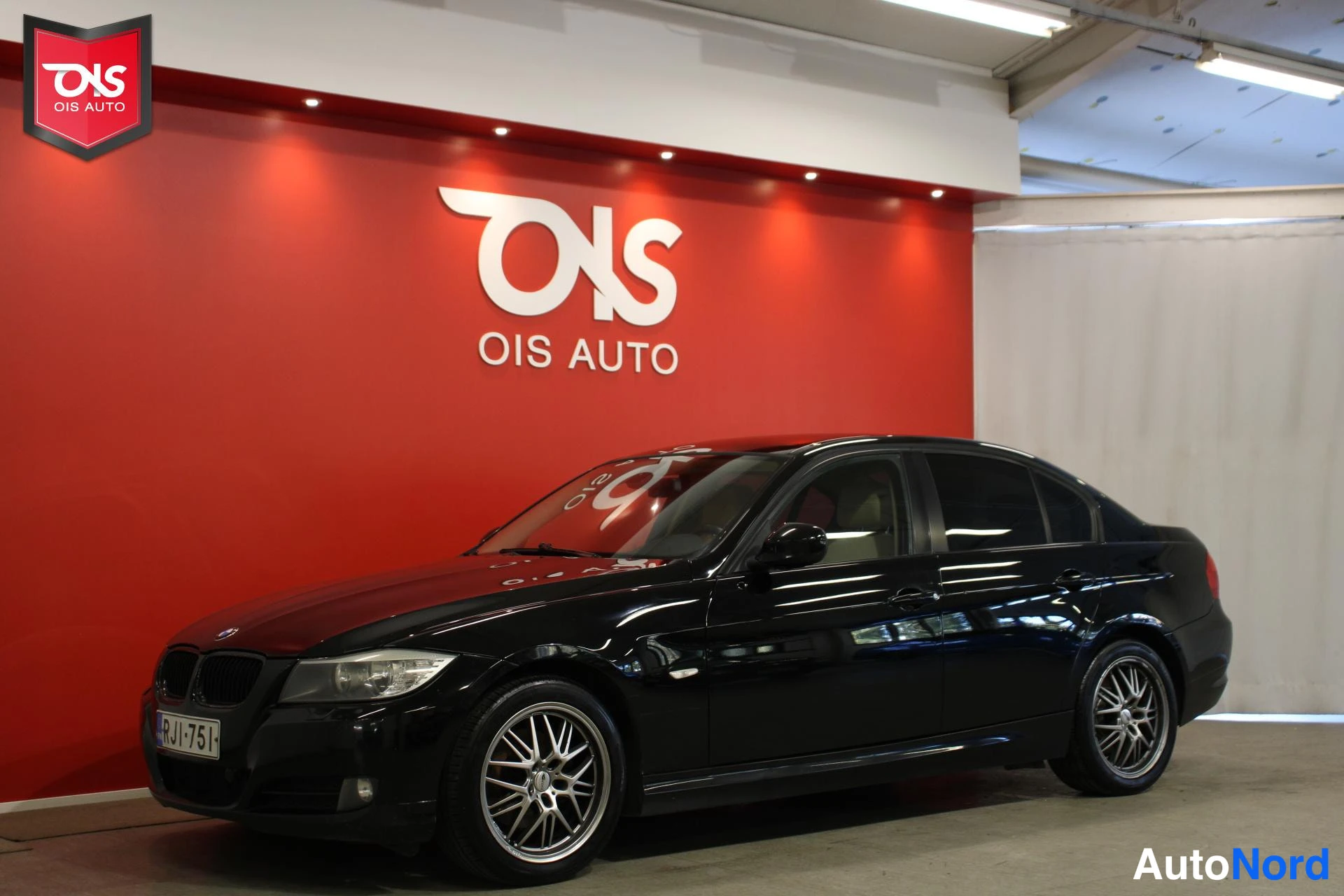 Musta BMW 318 2008, etuviisto, keula vasemmalle, kuva 2