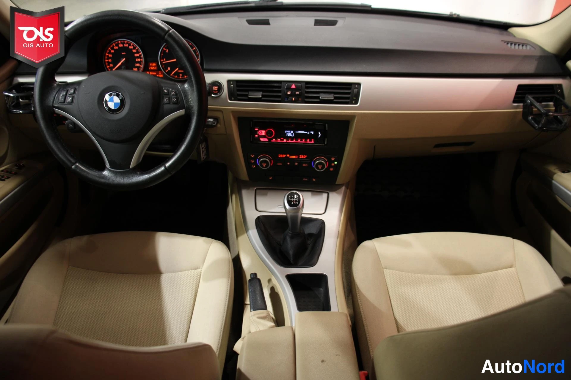 Musta BMW 318 2008, ohjaamo, kuva 8