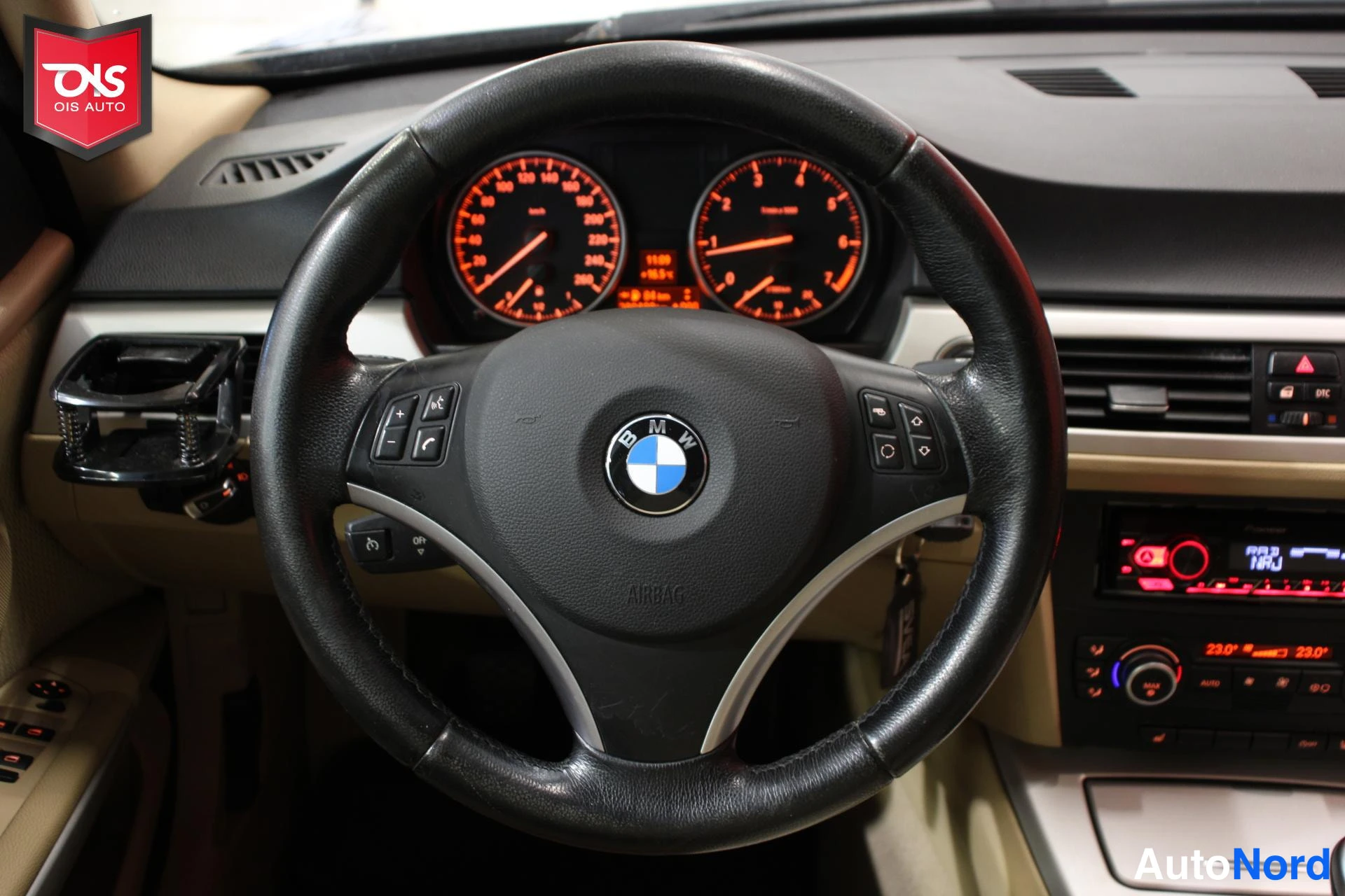 Musta BMW 318 2008, ohjaamo, kuva 10