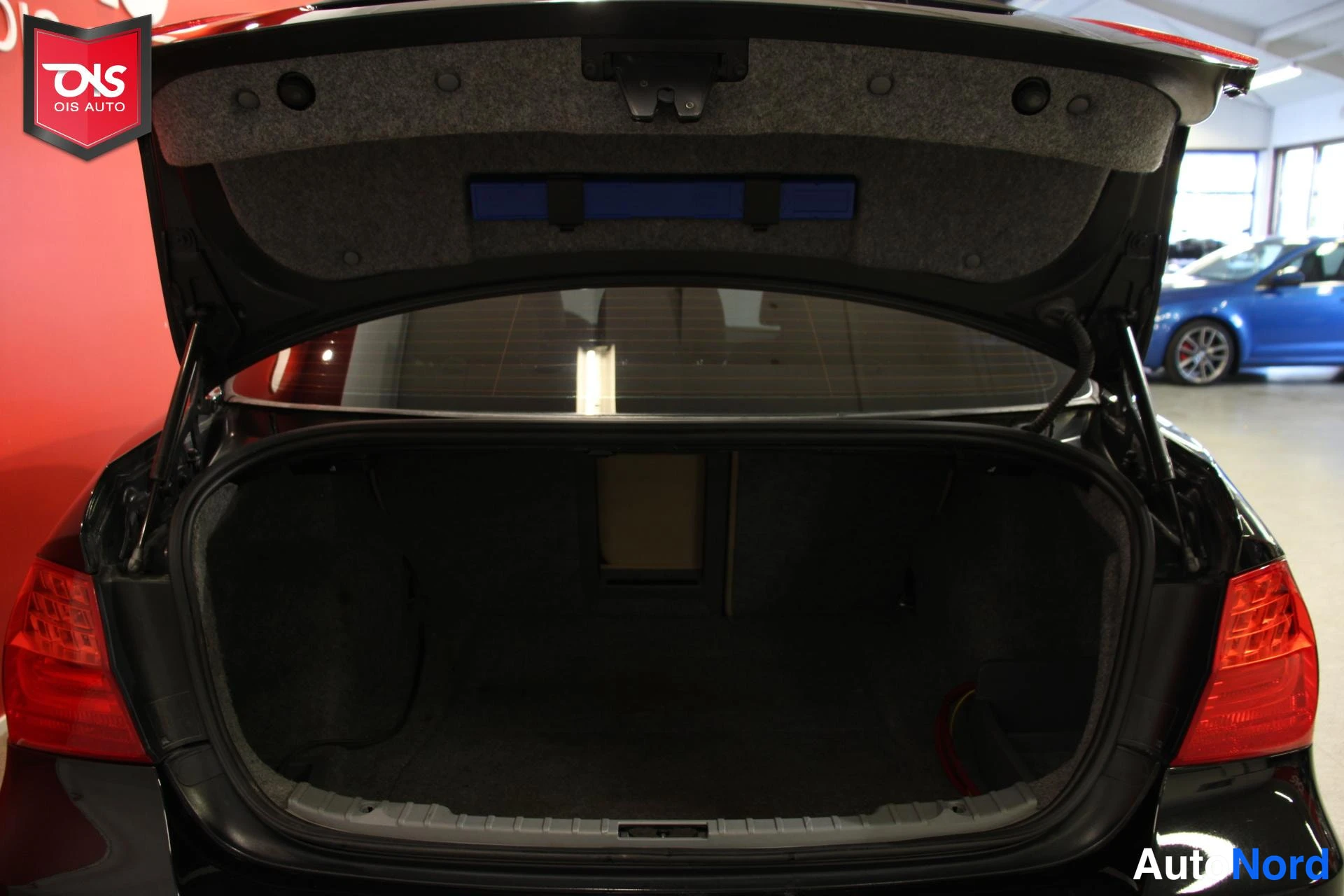 Musta BMW 318 2008, tavaratila, kuva 15