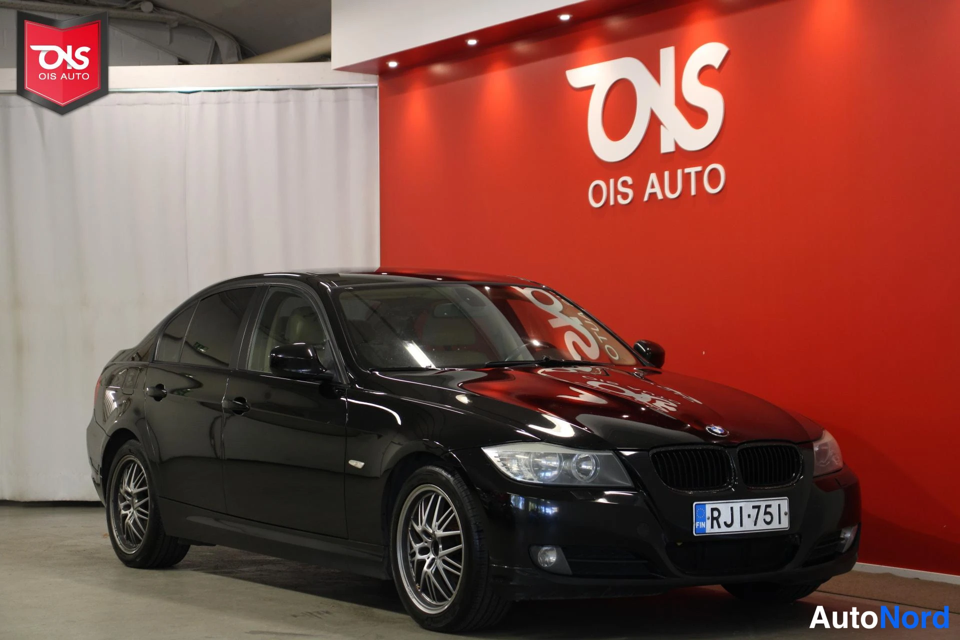 Musta BMW 318 2008, etuviisto, keula oikealle, kuva 3