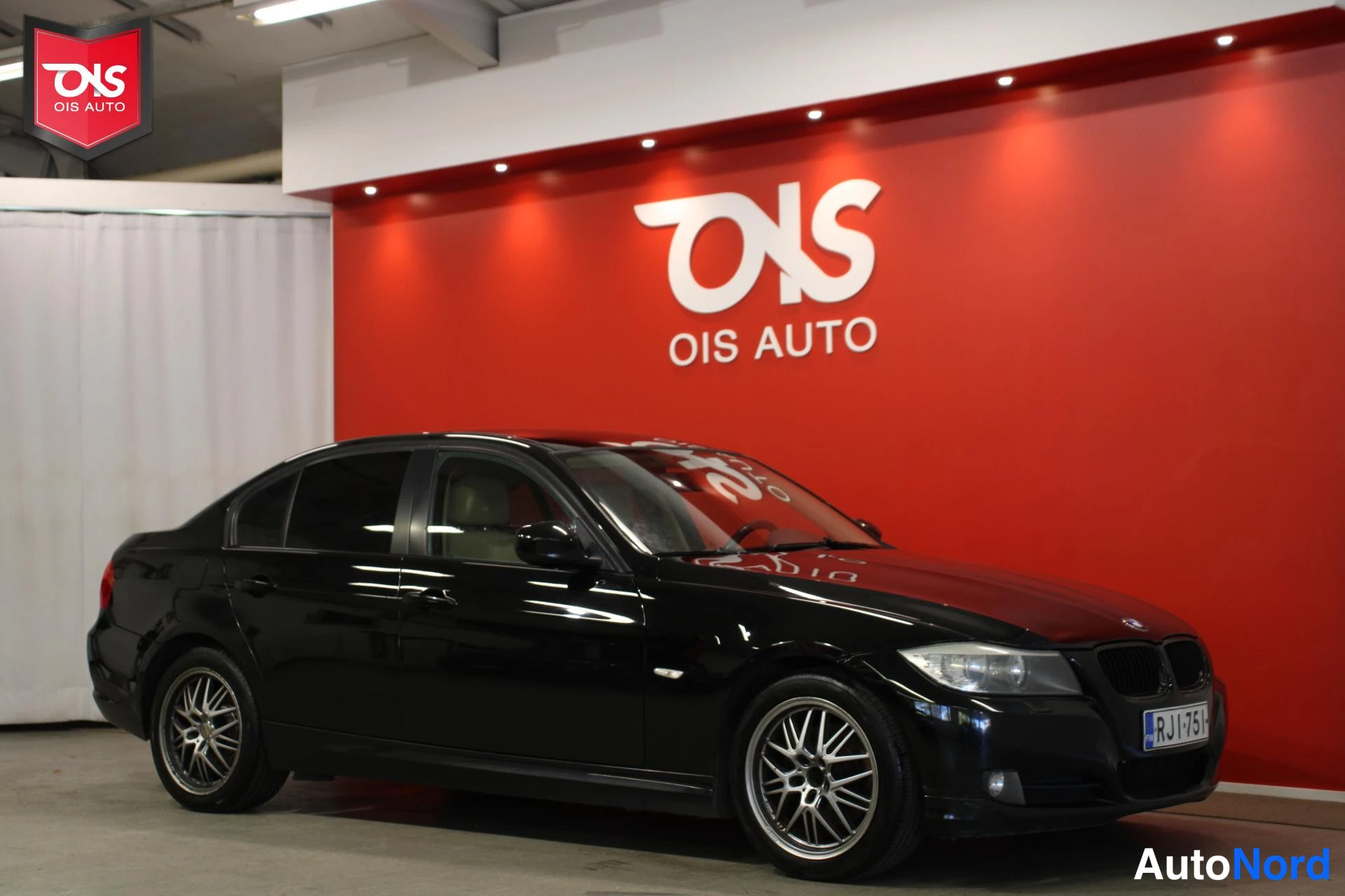 Musta BMW 318 2008, etuviisto, keula oikealle, kuva 4