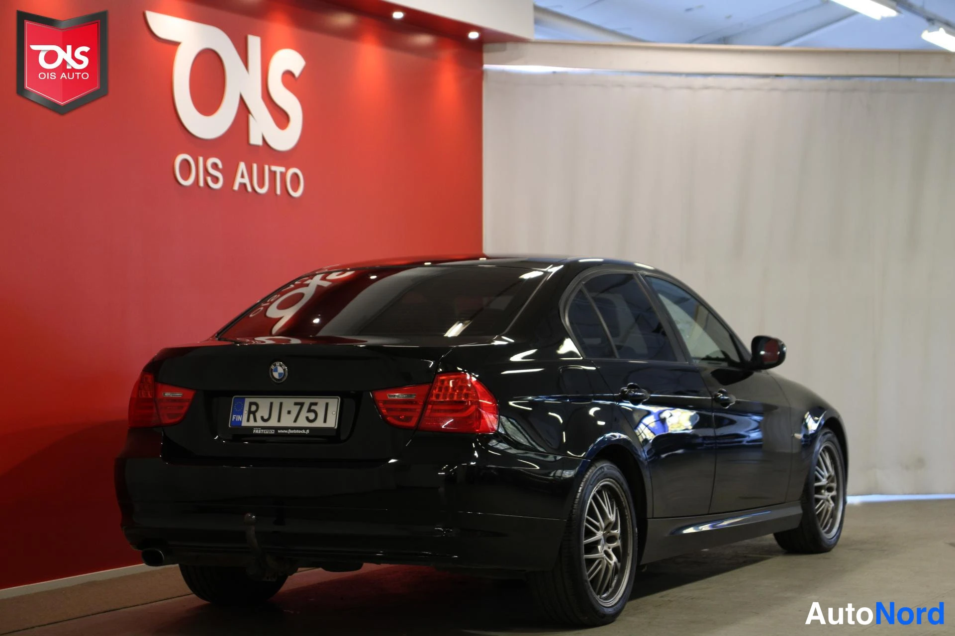 Musta BMW 318 2008, takaa, kuva 6