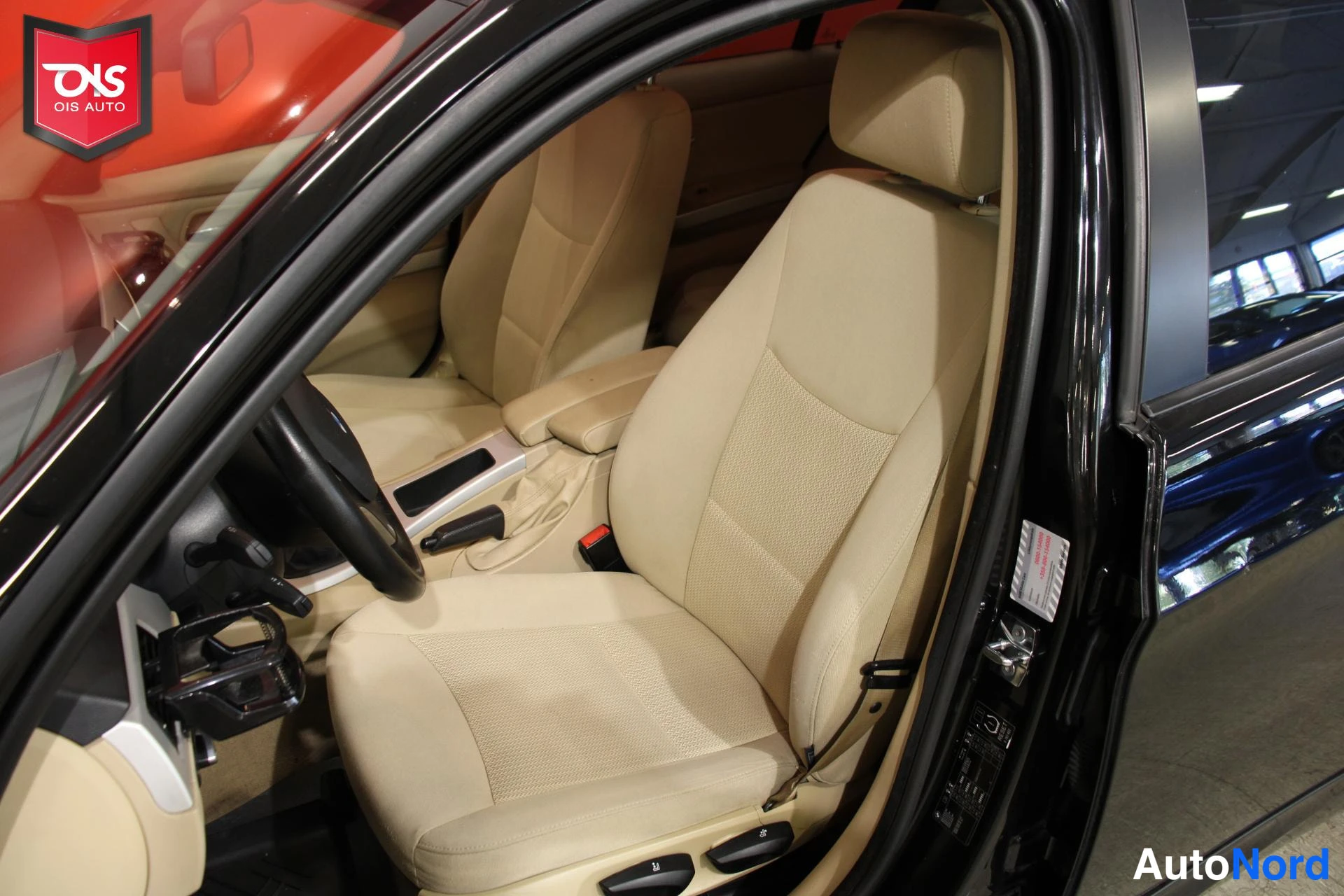 Musta BMW 318 2008, etuistuimet, kuva 11