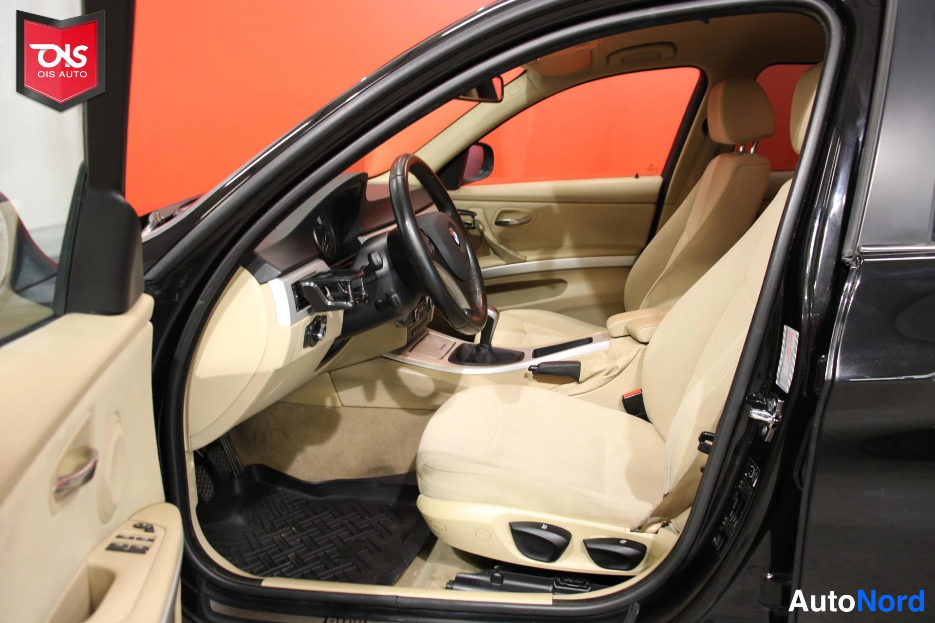 Musta BMW 318 2008, ohjaamo, kuva 7