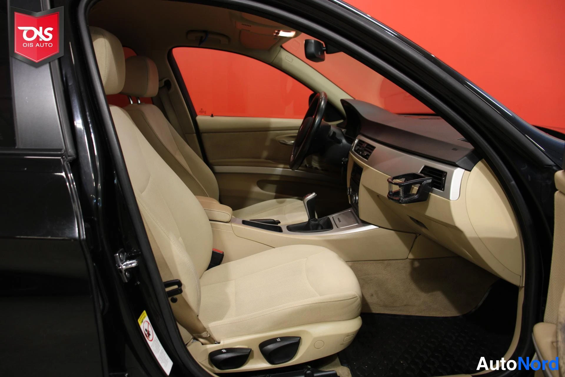 Musta BMW 318 2008, etuistuimet, kuva 12