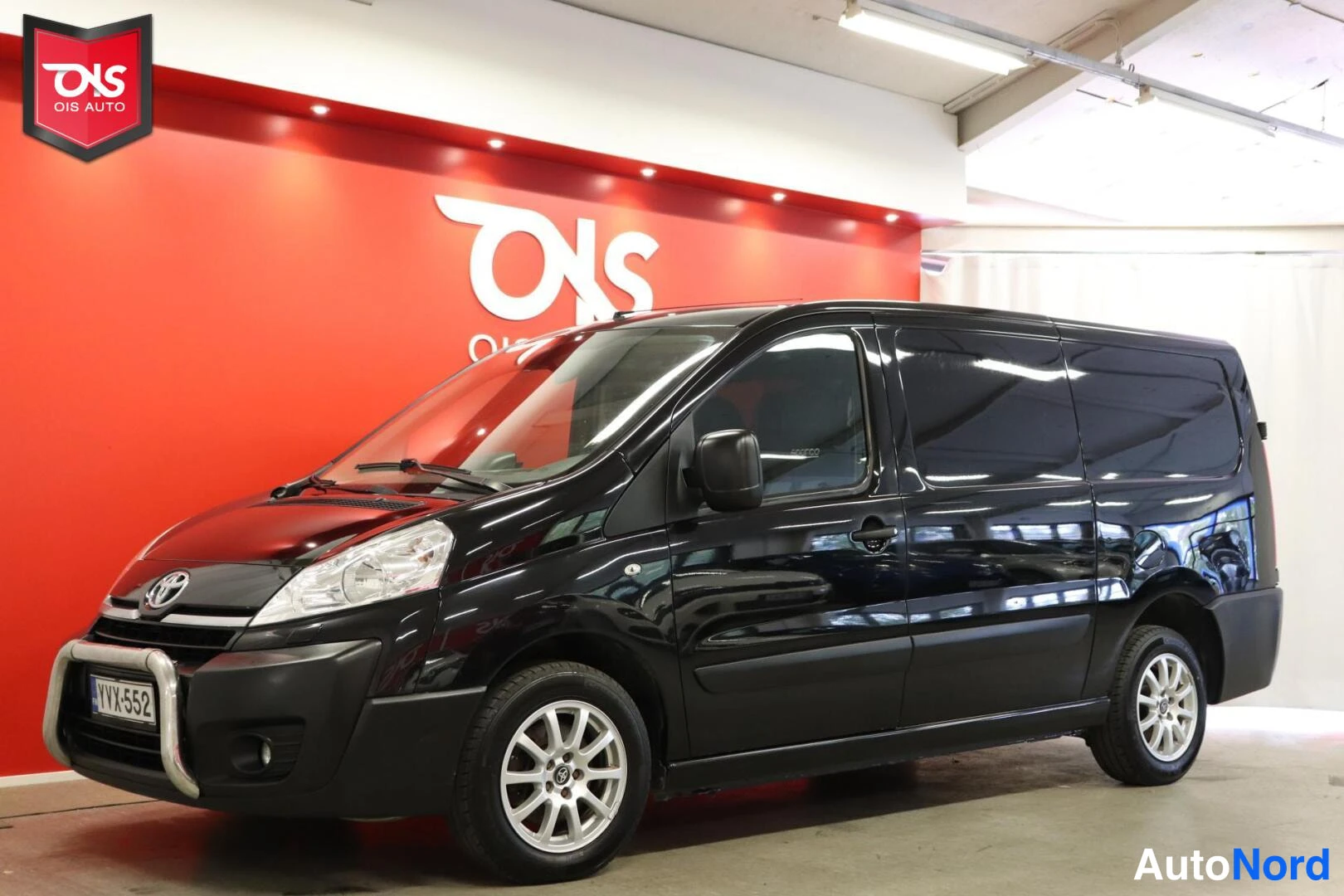 Musta Toyota Proace 2013, etuviisto, keula vasemmalle, kuva 2