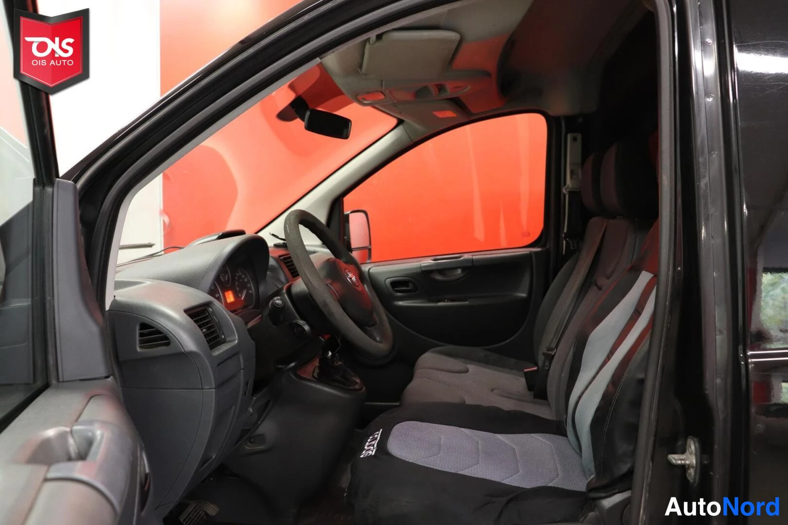 Musta Toyota Proace 2013, ohjaamo, kuva 10