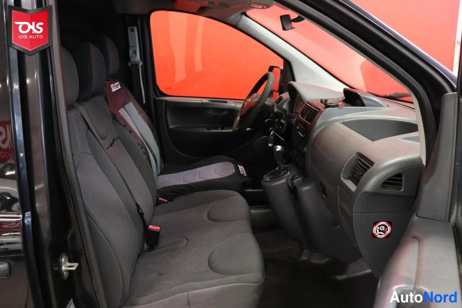 Musta Toyota Proace 2013, etuistuimet, kuva 11