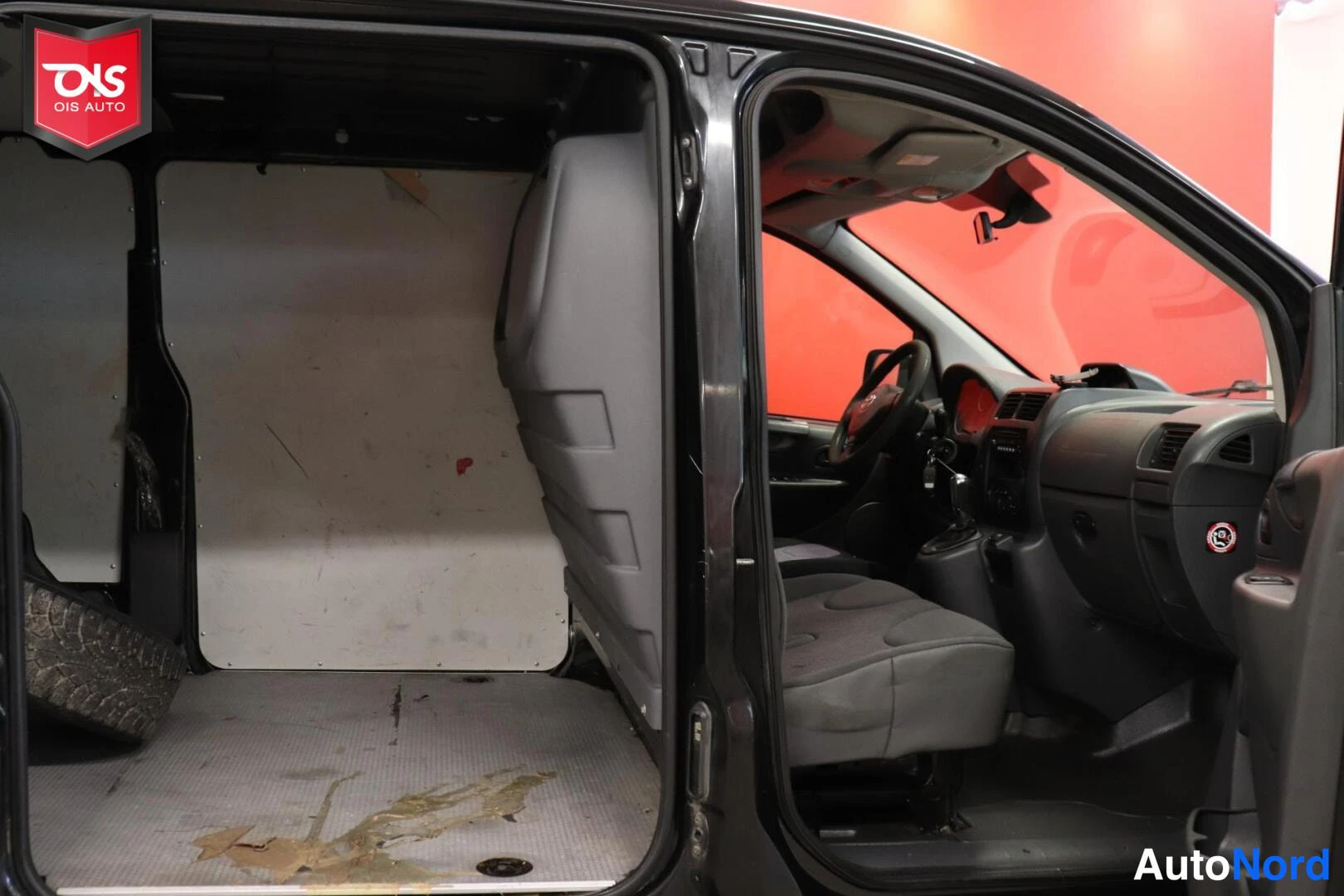 Musta Toyota Proace 2013, tavaratila, kuva 12