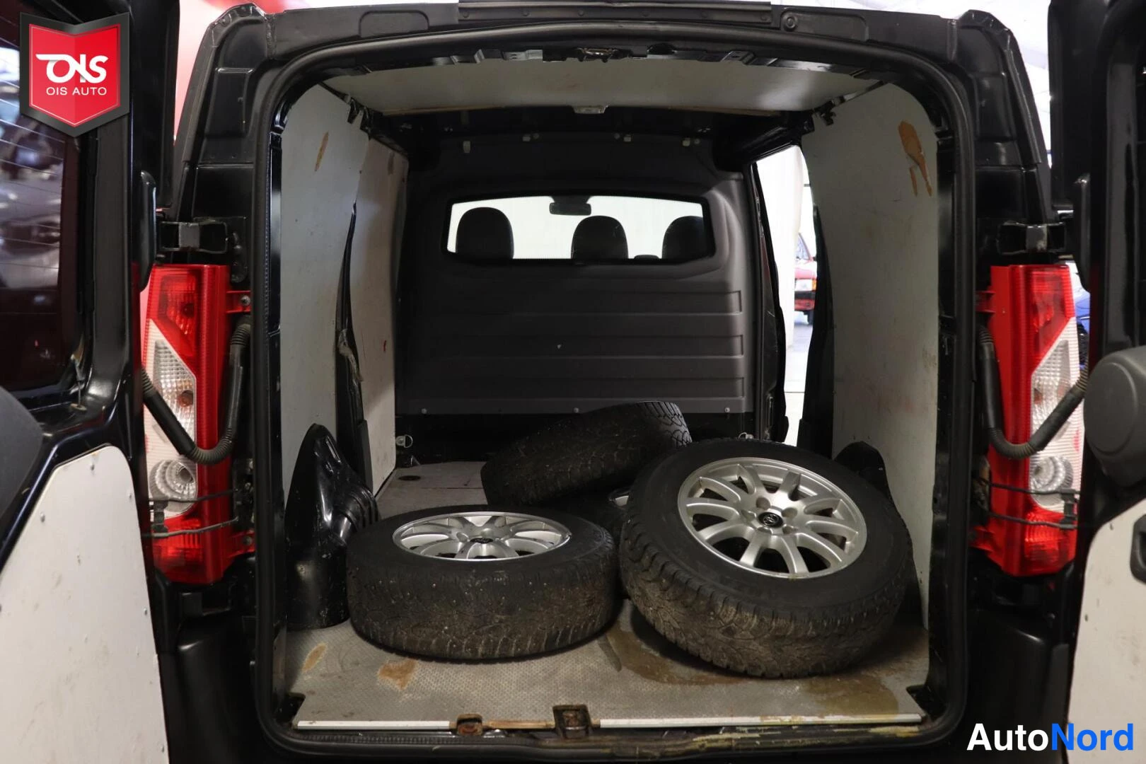 Musta Toyota Proace 2013, tavaratila, kuva 13