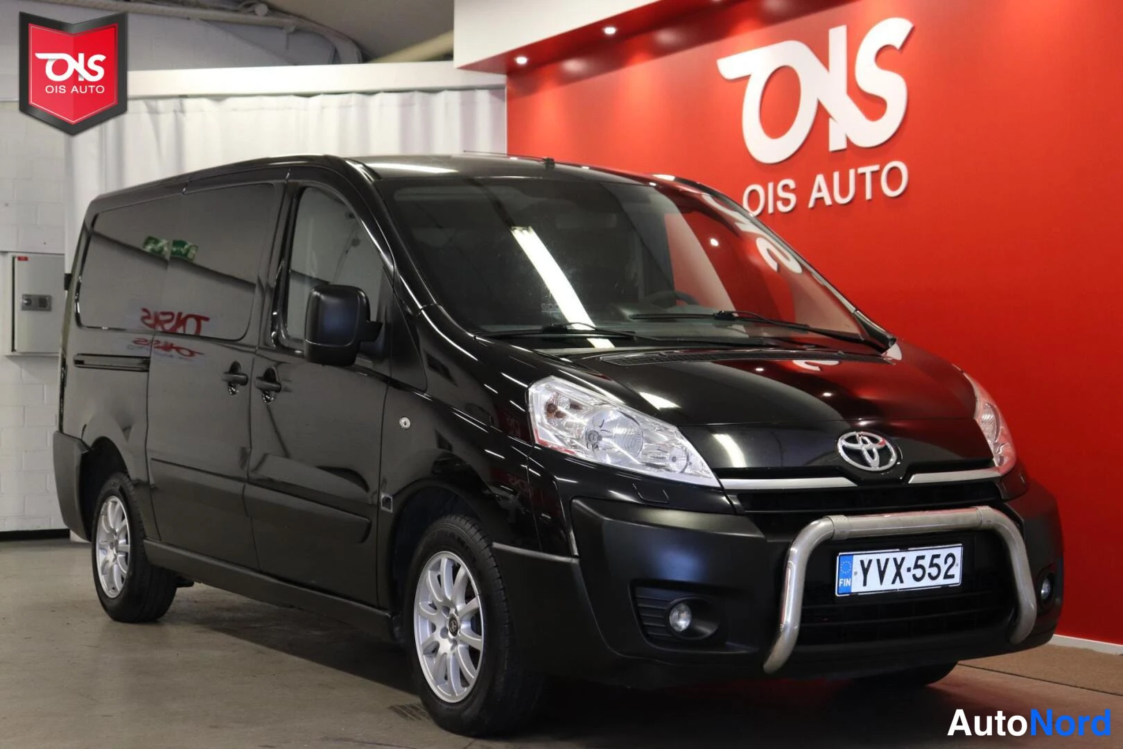 Musta Toyota Proace 2013, etuviisto, keula oikealle, kuva 3