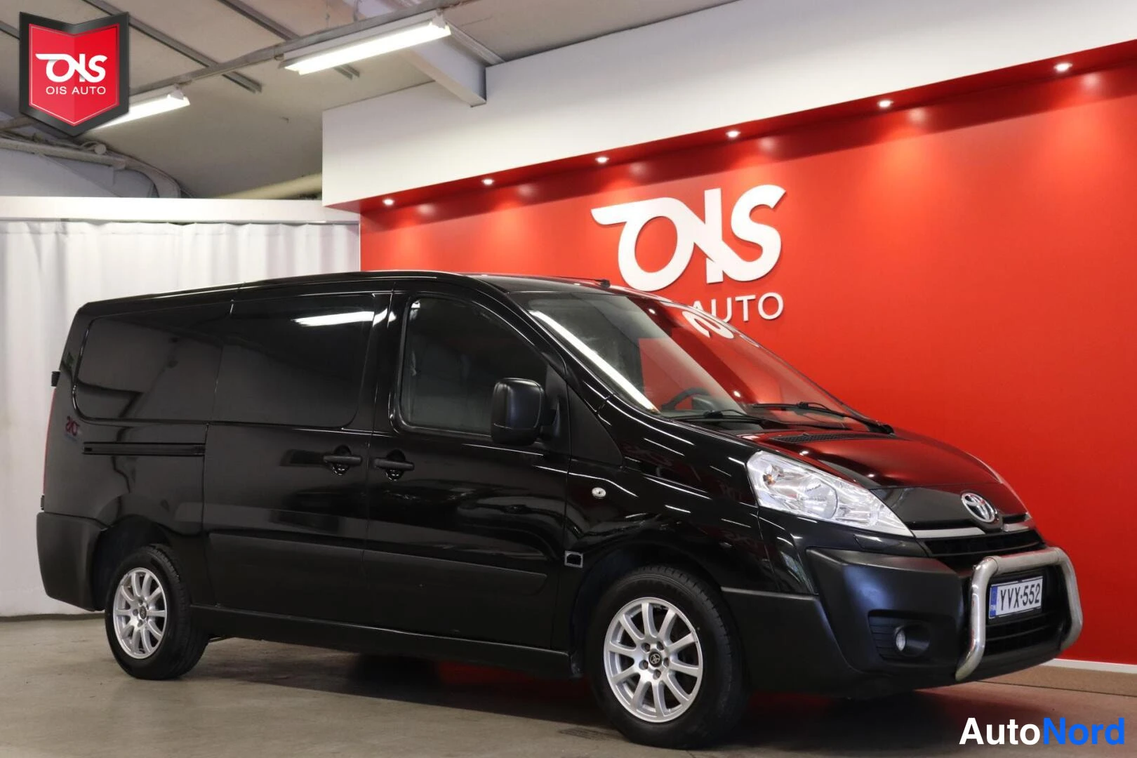 Musta Toyota Proace 2013, etuviisto, keula oikealle, kuva 4