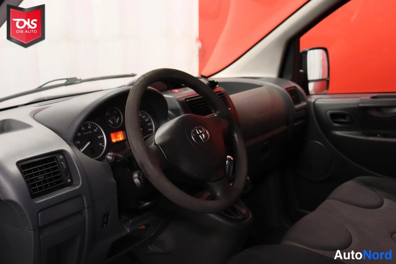 Musta Toyota Proace 2013, ohjaamo, kuva 9