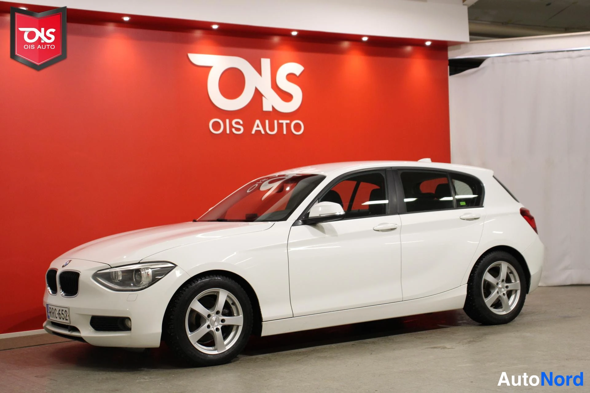 Valkoinen BMW 116 2013, etuviisto, keula vasemmalle, kuva 2