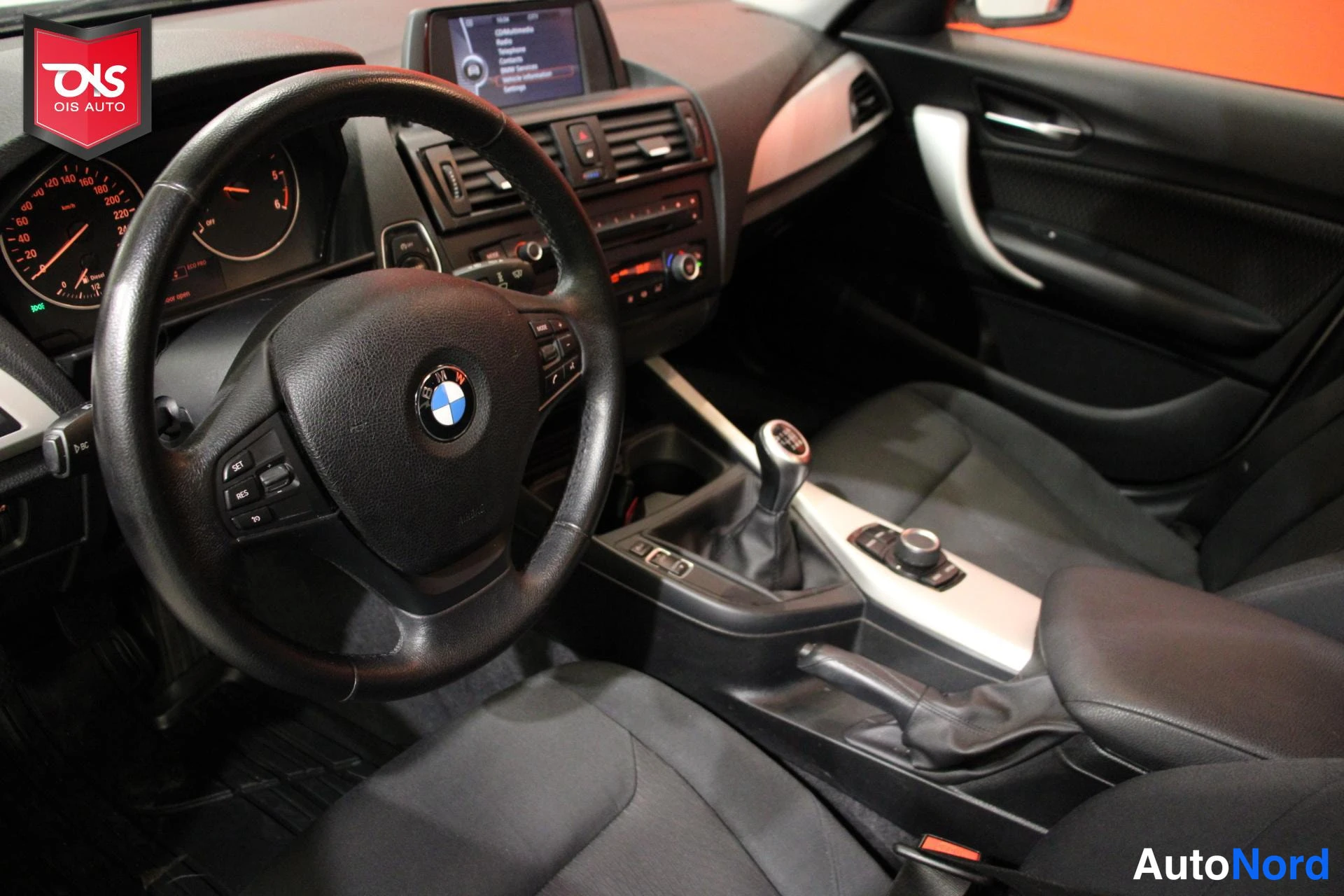 Valkoinen BMW 116 2013, ohjaamo, kuva 11