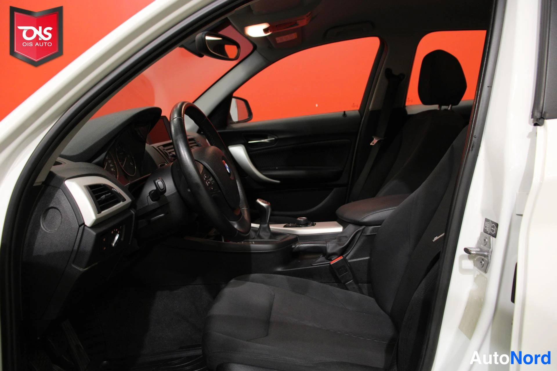 Valkoinen BMW 116 2013, ohjaamo, kuva 12