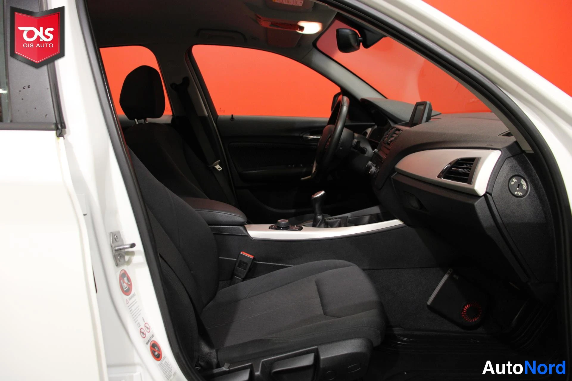 Valkoinen BMW 116 2013, ohjaamo, kuva 13